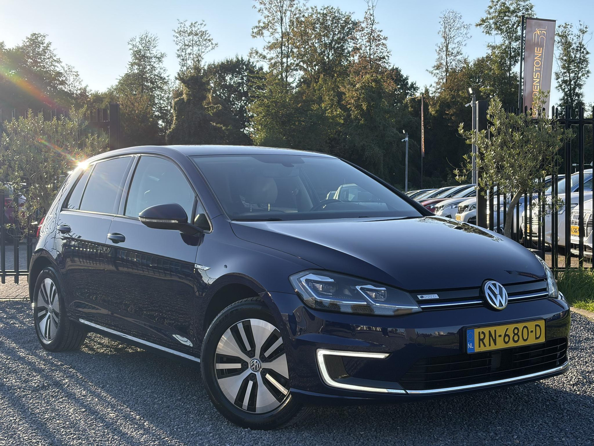Volkswagen e-Golf e-Golf ✓SOH 88.57%✓Carplay✓Navi✓Leder✓Clima✓Cruise✓Pdc V+A✓LED✓16'' Lm velgen✓N.A.P✓Apk tot 02-2027