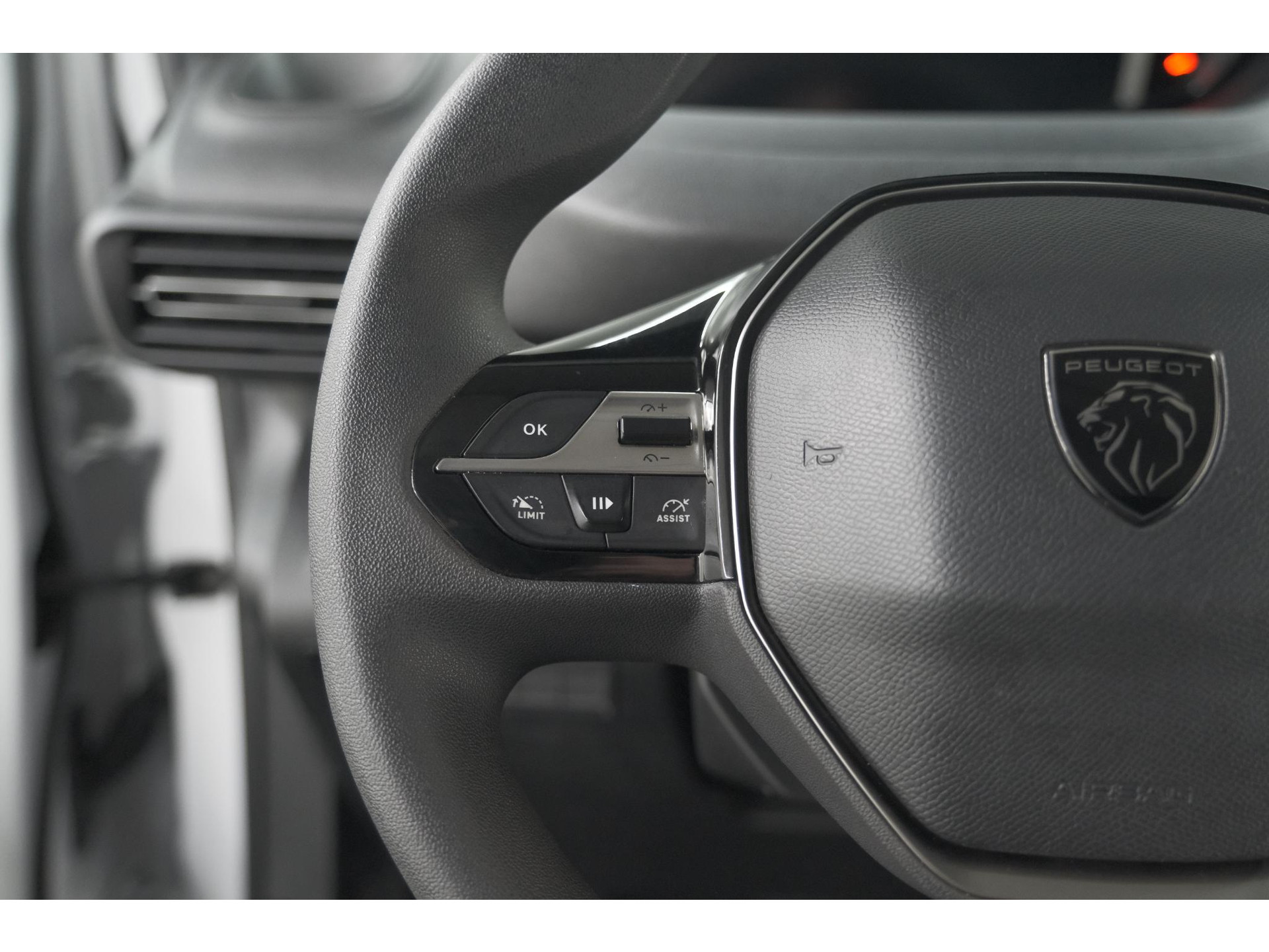 Peugeot Partner 1.5 BlueHDi 130 EAT8 S&S L1 | Trekhaak | Laadruimte-Pakket | Camera | Dodehoekdetectie