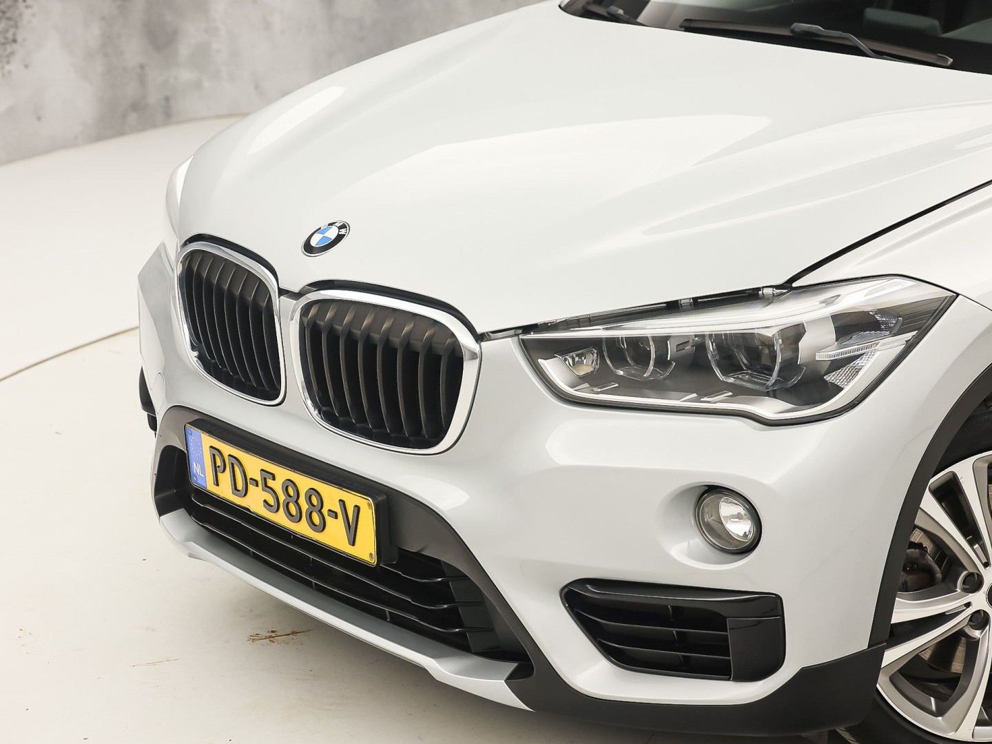 BMW X1 sDrive20i Executive 192Pk Automaat (NAVIGATIE, CLIMATE, TREKHAAK, SPORTSTOELEN, GETINT GLAS, PARKEERSENSOREN, NIEUWSTAAT)