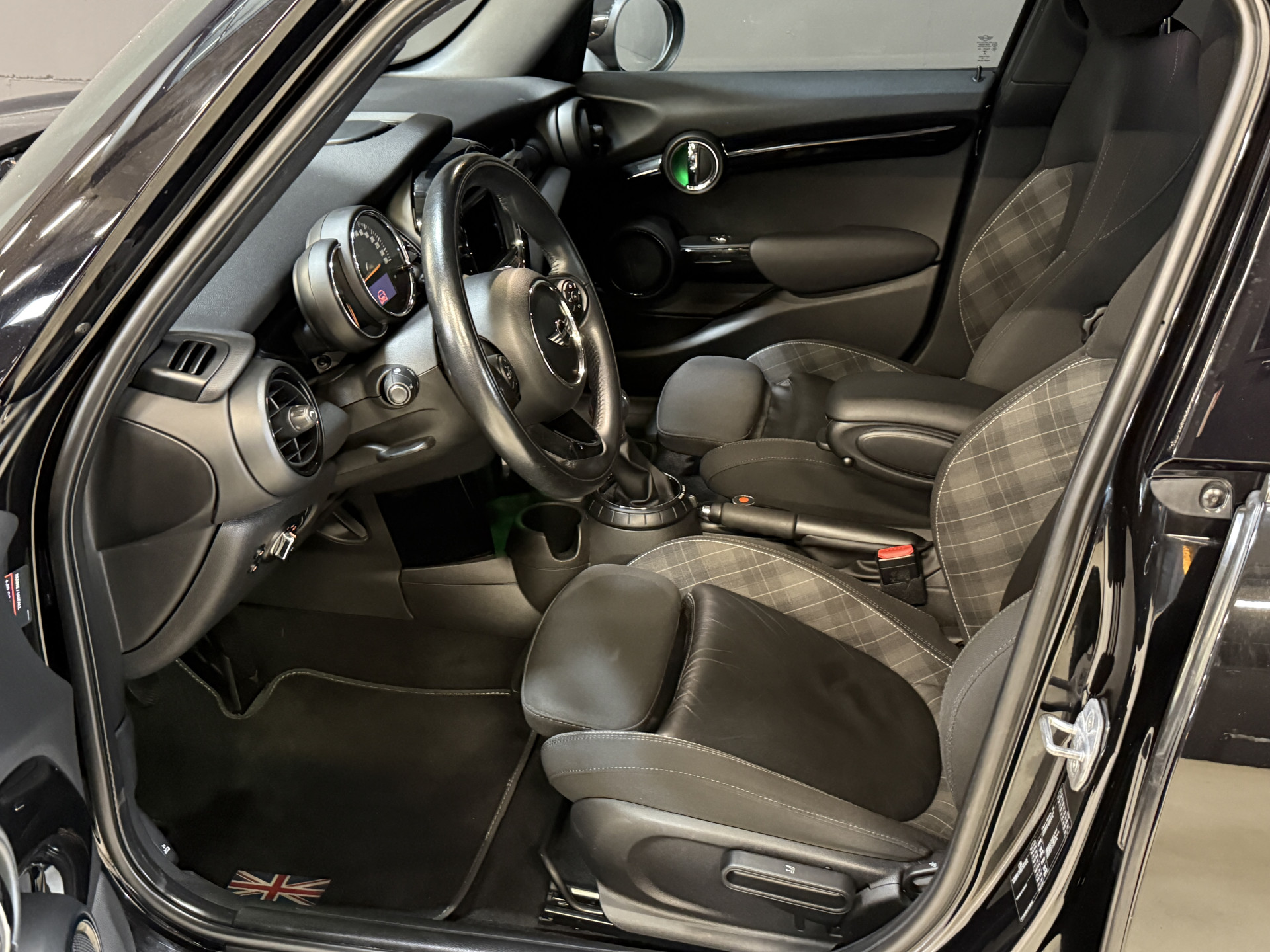 MINI 5-Deurs 1.5 Cooper Chili Serious Business | Stoelverwarming | Sportstoelen | Clima | Cruise