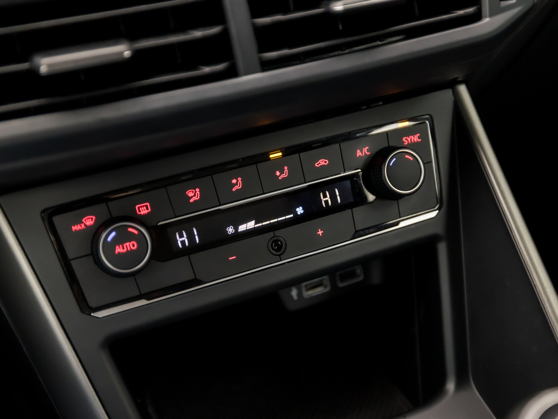 Volkswagen Polo 1.0 TSI Sportline (APPLE CARPLAY, GROOT NAVI, CLIMATE, CAMERA, SPORTSTOELEN, LM VELGEN, ADAPTIVE CRUISE, MODE KNOP, PARKEER ASSISTENT, PARKEERSENSOREN, NIEUWSTAAT)