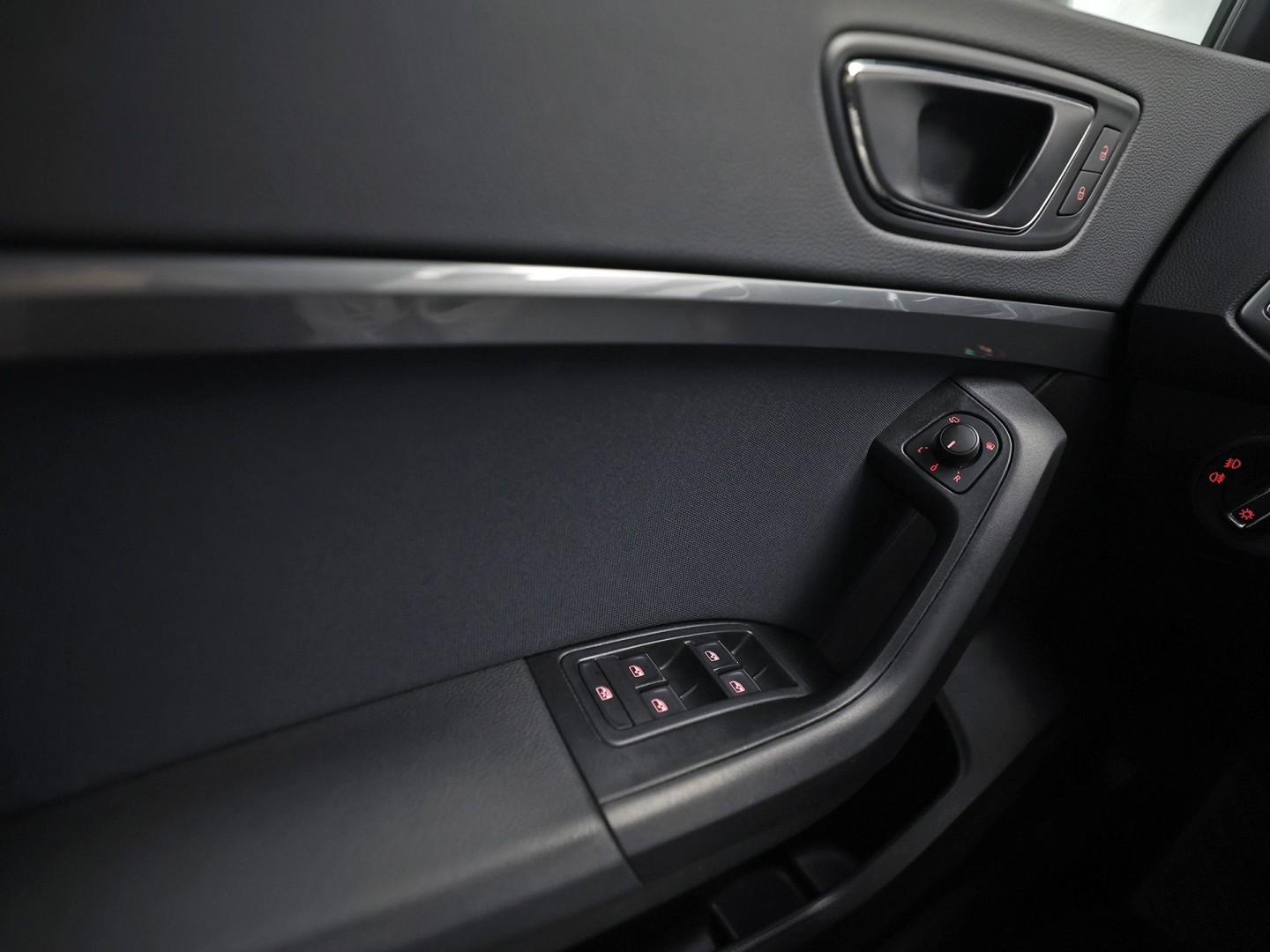 SEAT Ateca 1.0 TSI Sport (GROOT NAVI, APPLE CARPLAY, CAMERA, GETINT GLAS, LM VELGEN, CLIMATE, AUTOMATISCH INPARKEREN, NIEUWE APK)