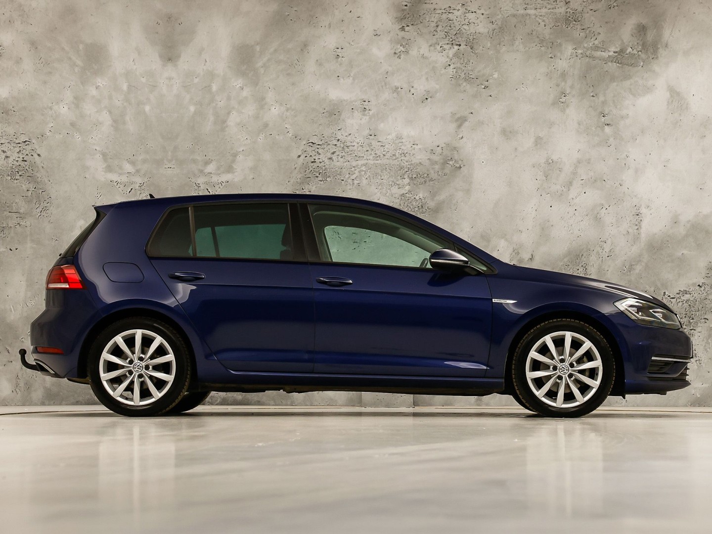 Volkswagen Golf 1.5 TSI Sportline (APPLE CARPLAY, GROOT NAVI, CLIMATE, STOELVERWARMING, SPORTSTOELEN, LED KOPLAMPEN, PARKEERSENSOREN, ADAPTIVE CRUISE, NIEUWSTAAT)