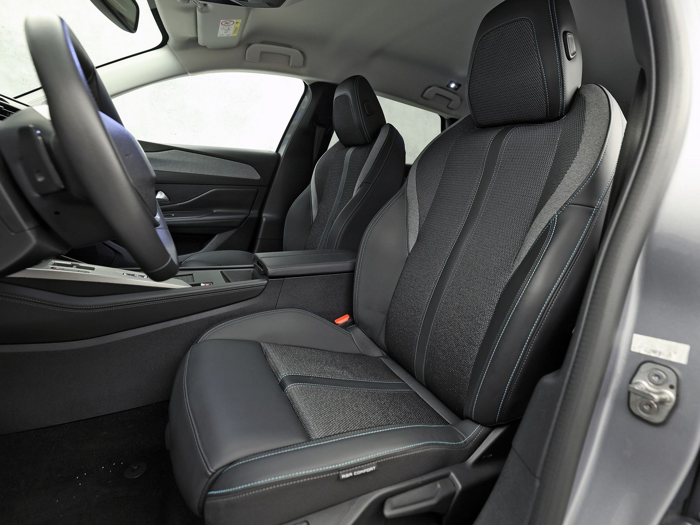 Peugeot 308 SW 1.6 Plug-in Hybrid 180 Allure 180Pk Automaat (APPLE CARPLAY, GROOT NAVI, 360 CAMERA, LEDER, SPORTSTOELEN, GETINT GLAS, ADAPTIVE CRUISE, KEYLESS, NIEUWSTAAT)