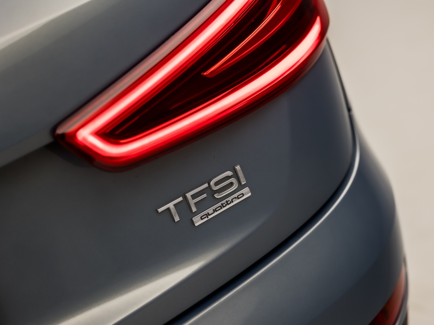 Audi Q3 2.0 TFSI Quattro Sport 211Pk Automaat (NAVIGATIE, CLIMATE, ZWART HEMEL, BRUIN LEDER, SPORTSTOELEN, CRUISE, PARKEERSENSOREN, XENON, NIEUWSTAAT)