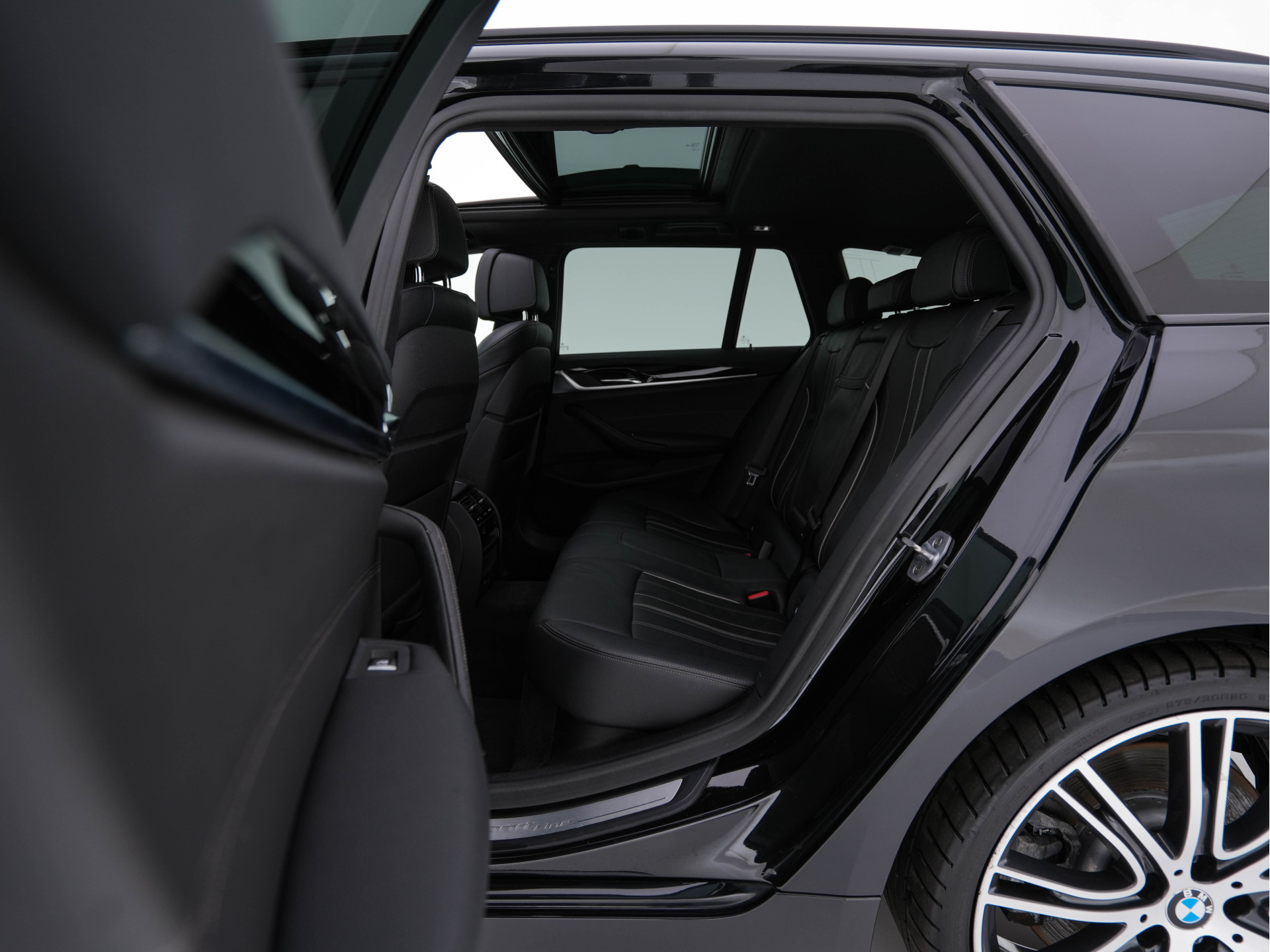 BMW 5-serie Touring 530d Sportline High Executive Aut. *PANO | LEATHER | FULL-LED | MEMORY-PACK | TOP-VIEW | HEATED-COMFORTSEATS | NAVI-FULLMAP | PRIVACY-GLASS | AMBIENT-LIGHT | ECC | CARPLAY | PDC | TOWBAR | SHIFT-PADDLES | 20"ALU*