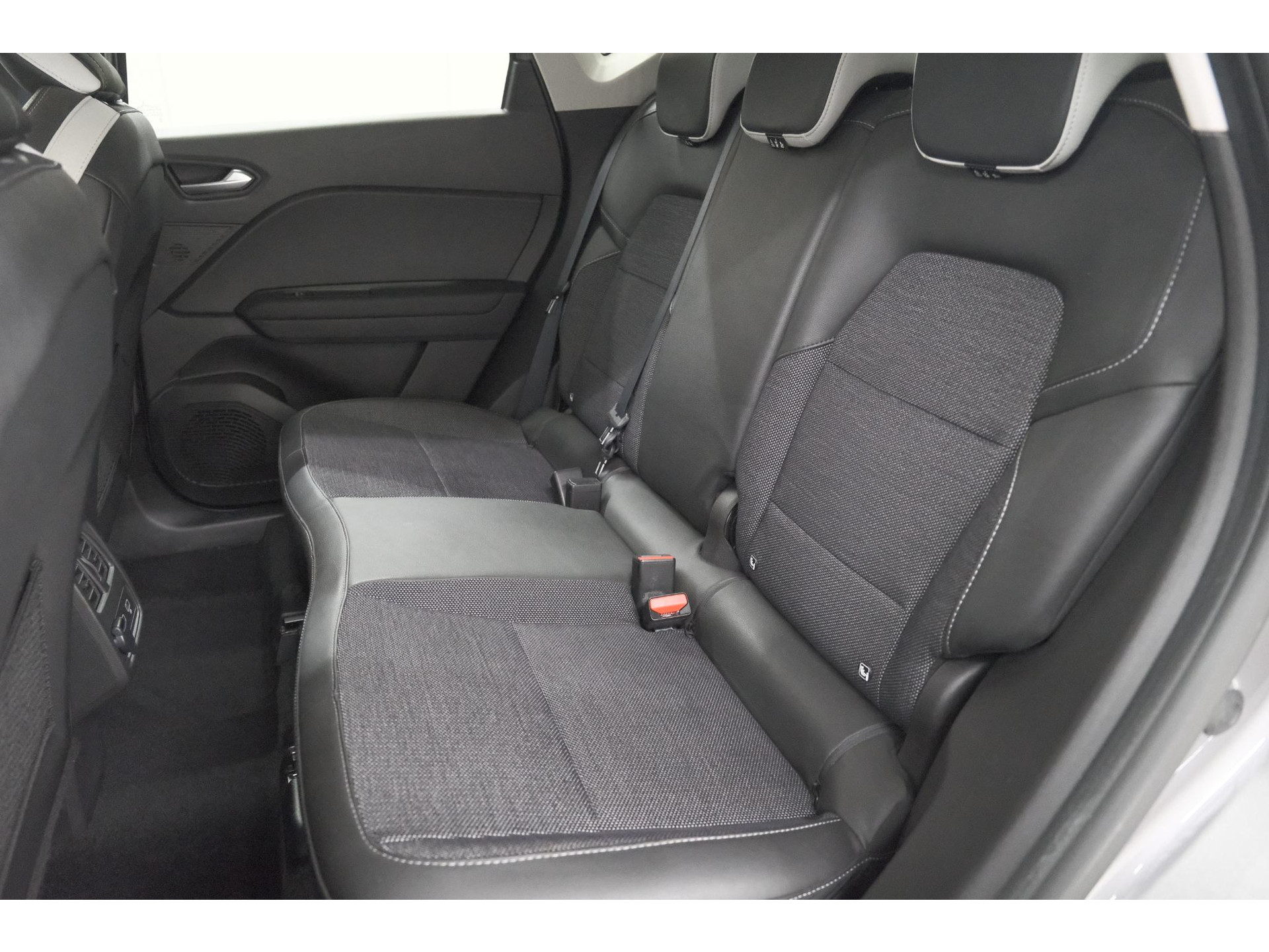 Renault Captur Mild Hybrid 140 EDC Techno | 360 Camera | Groot scherm | Stoelverwarming | Parkeersensoren | Allseason banden