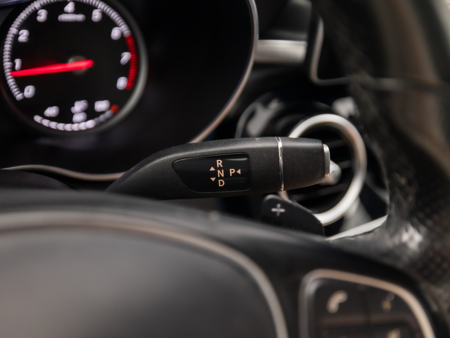 Mercedes-Benz C-Klasse 180 Sport 156Pk Automaat (NAVIGATIE, LEDER, SFEERVERLICHTING, GETINT GLAS, STOELVERWARMING, SPORTSTOELEN, CRUISE, NIEUWE APK, NIEUWSTAAT)