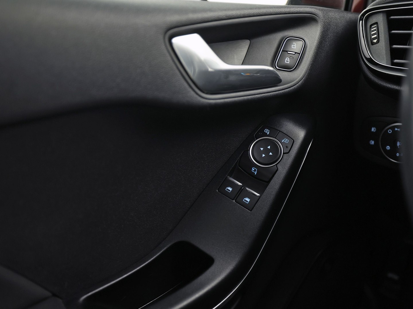 Ford Fiesta 1.0 EcoBoost Titanium (APPLE CARPLAY, GROOT NAVI, CLIMATE, CAMERA, KEYLESS, SPORTSTOELEN, ADAPTIVE CRUISE, LM VELGEN, NIEUWSTAAT)