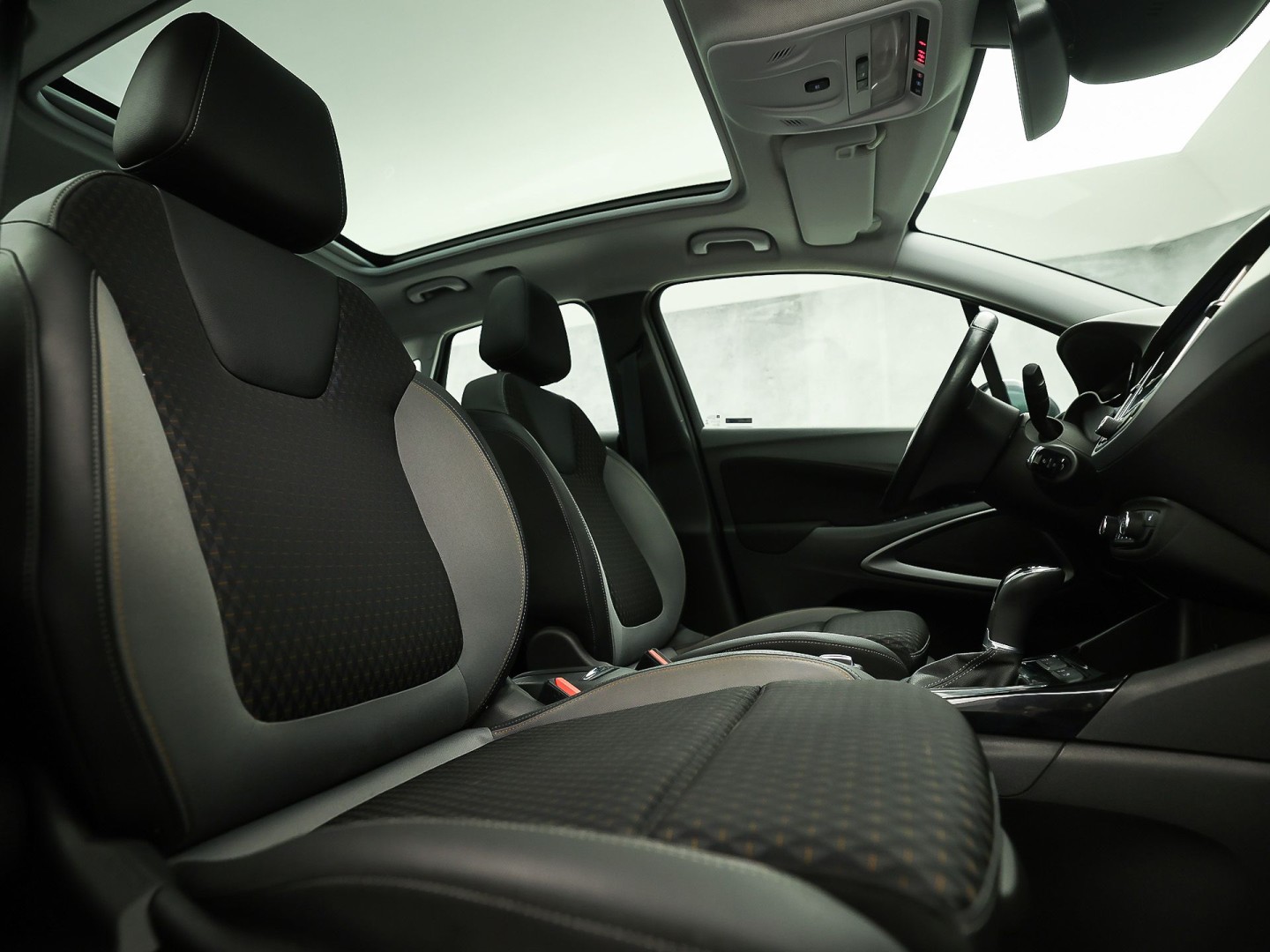 Opel Crossland X 1.2 Turbo Innovation Sport Automaat (PANORAMADAK, APPLE CARPLAY, GROOT NAVI, 360 CAMERA, STUUR/STOELVERWARMING, SPORTSTOELEN, TREKHAAK, LM VELGEN, NIEUWSTAAT)