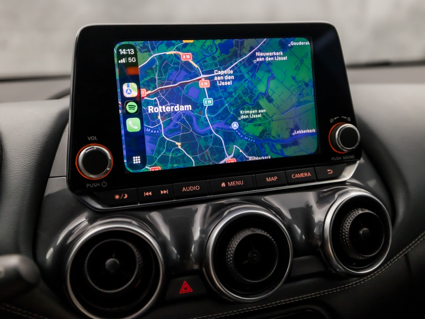 Nissan Juke 1.0 DIG-T N-Connecta Black Sport (APPLE CARPLAY, NAVIGATIE, CLIMATE, CAMERA, SPORTSTOELEN, GETINT GLAS, CRUISE, NIEUWSTAAT)
