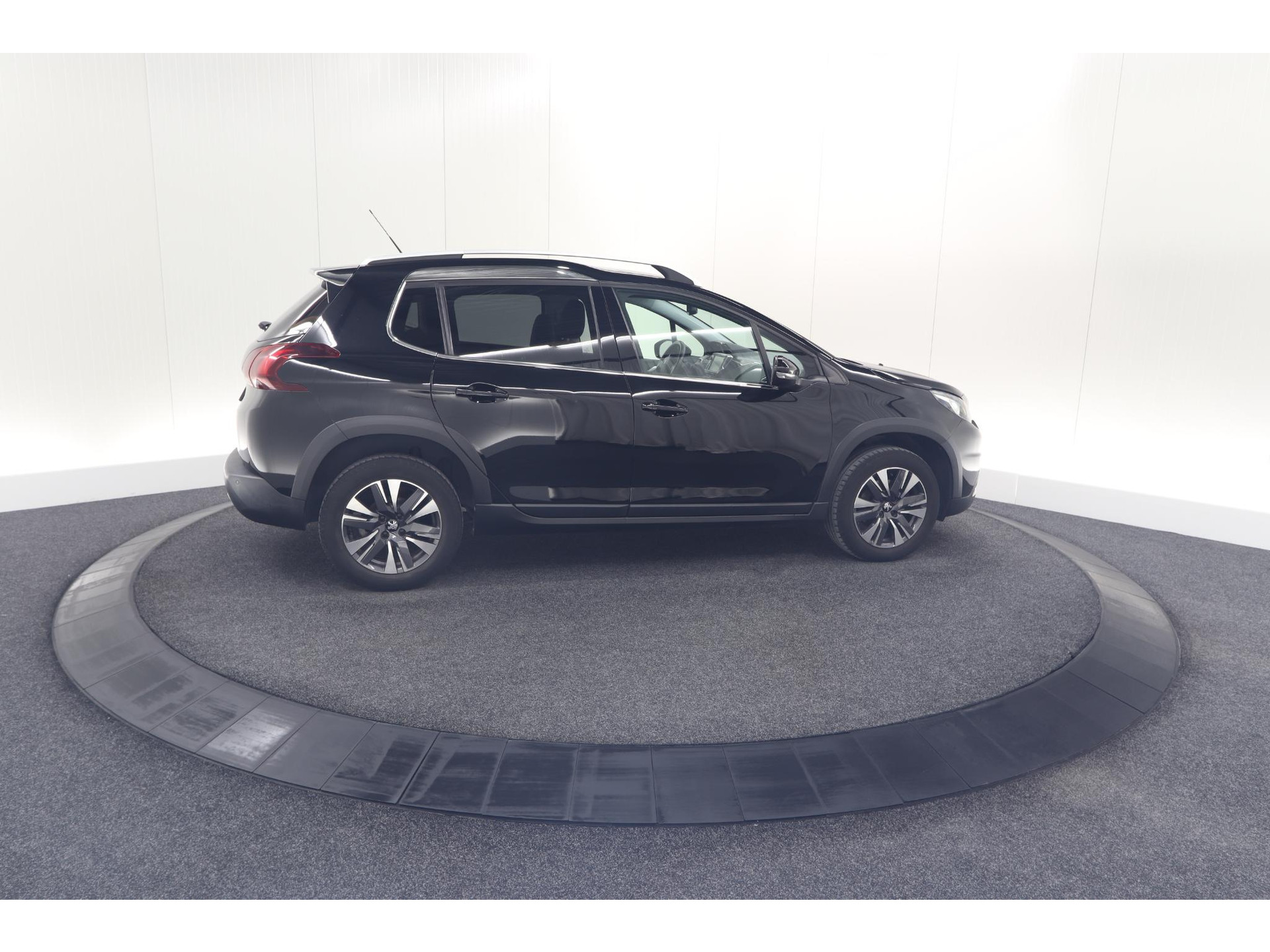 Peugeot 2008 PureTech 110 Allure | Panoramadak | Navigatie | Camera | Parkeersensoren