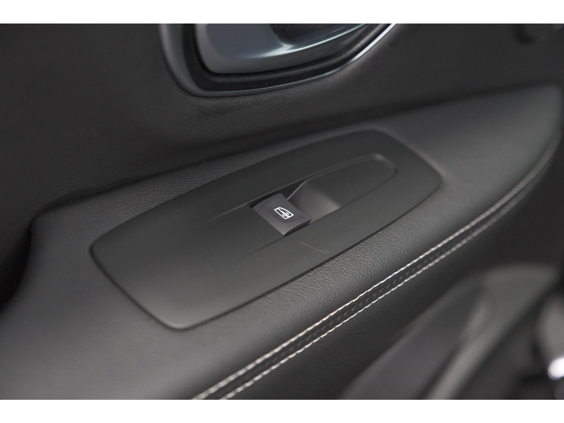 Renault Scénic TCE 160 EDC Black Edition | Trekhaak | Adaptieve Cruise Control | BOSE Premium Audio | Panoramadak