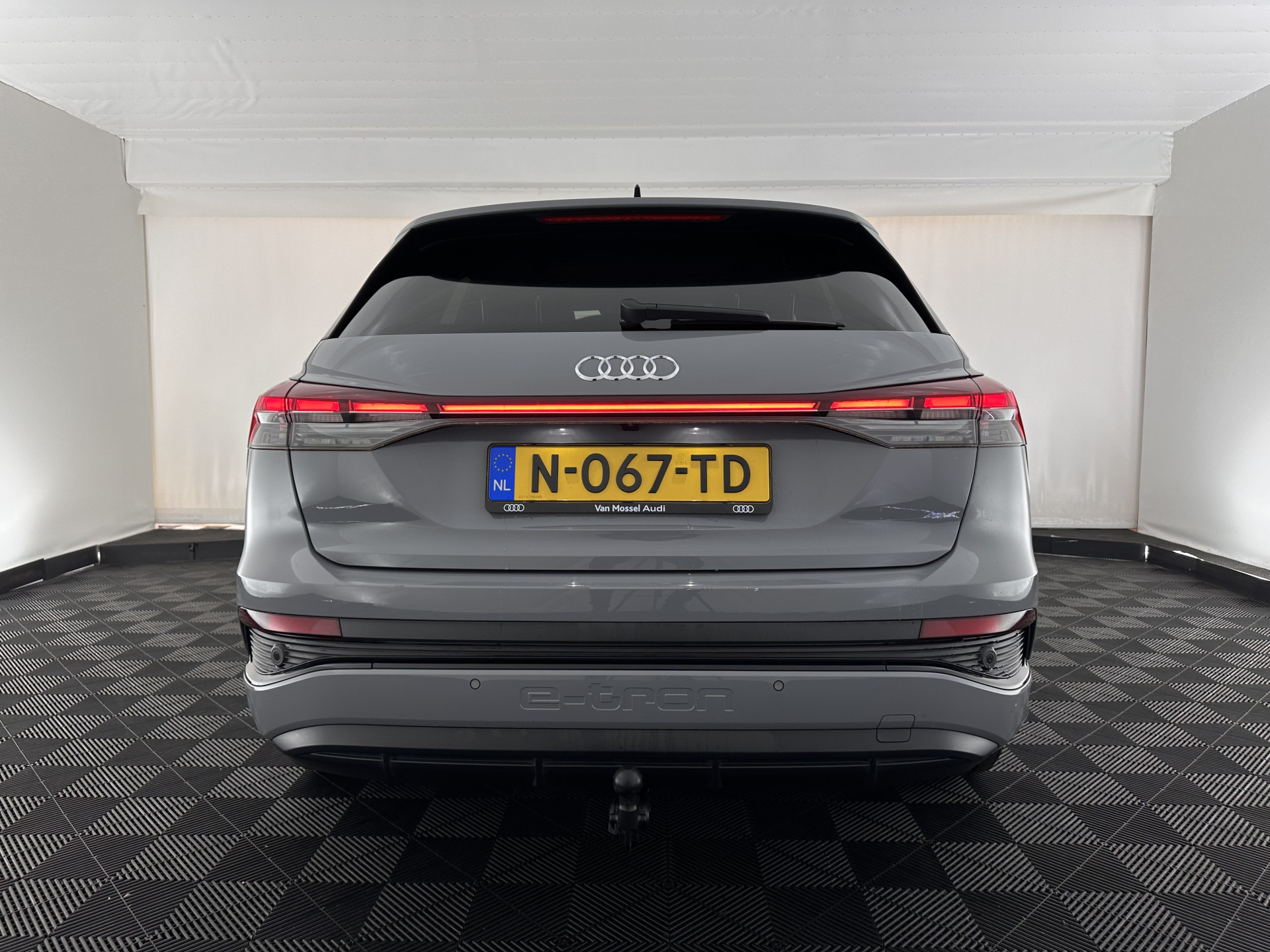 Audi Q4 e-tron 40 S-edition 77 kWh [ 3-Fase-11kW ] {SOH-89%} (INCL-BTW) *HEATPUMP | LEATHER-FABRIC | MATRIX-LED | ADAPTIVE-CRUISE | HEATED-SPORTSEATS | AMBIENTLIGHT | DIGI-COCKPIT | CAMERA | KEYLESS | DAB+ | NAVI-FULLMAP | TOWBAR | PRIVACYGLASS | 20"AL