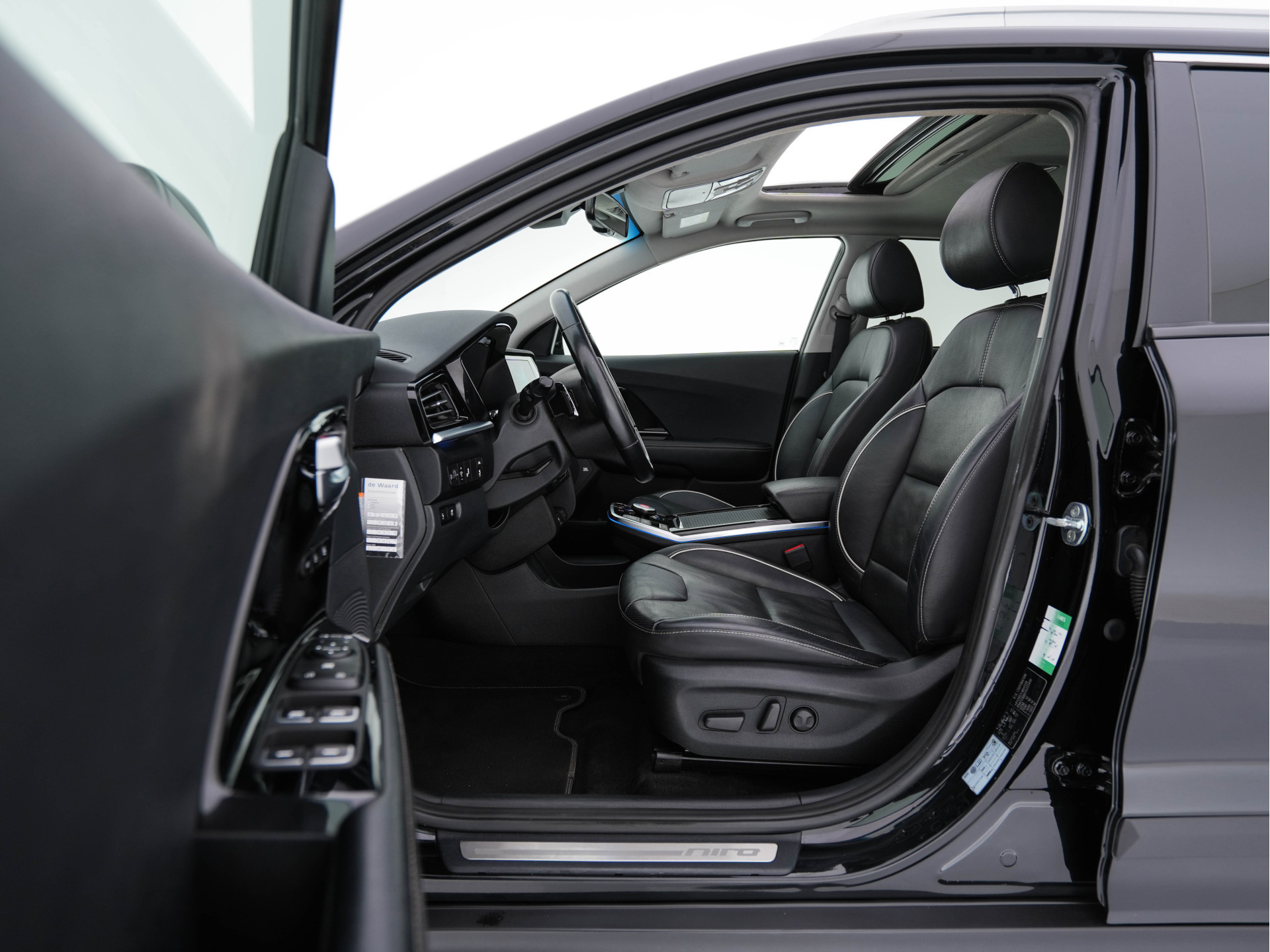 Kia e-Niro ExecutiveLine 64 kWh [ 3-Fase ] {SOH-100%} (INCL-BTW) Aut. *PANO | LEATHER | JBL-AUDIO | FULL-LED | NAVI-FULLMAP | DAB | ADAPTIVE-CRUISE | CAMERA | MEMORY-PACK | LANE-ASSIST | CCS-FASTLOADER | KEYLESS | DIGI-COCKPIT | 17"ALU*