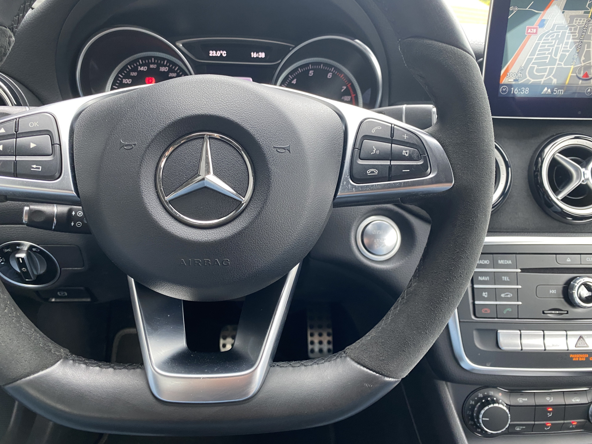Mercedes-Benz CLA-klasse Shooting Brake 180 AMG Edition AUT. | 1e eigenaar | dealer onderh. | navigatie | a. carplay | alcantara interieur