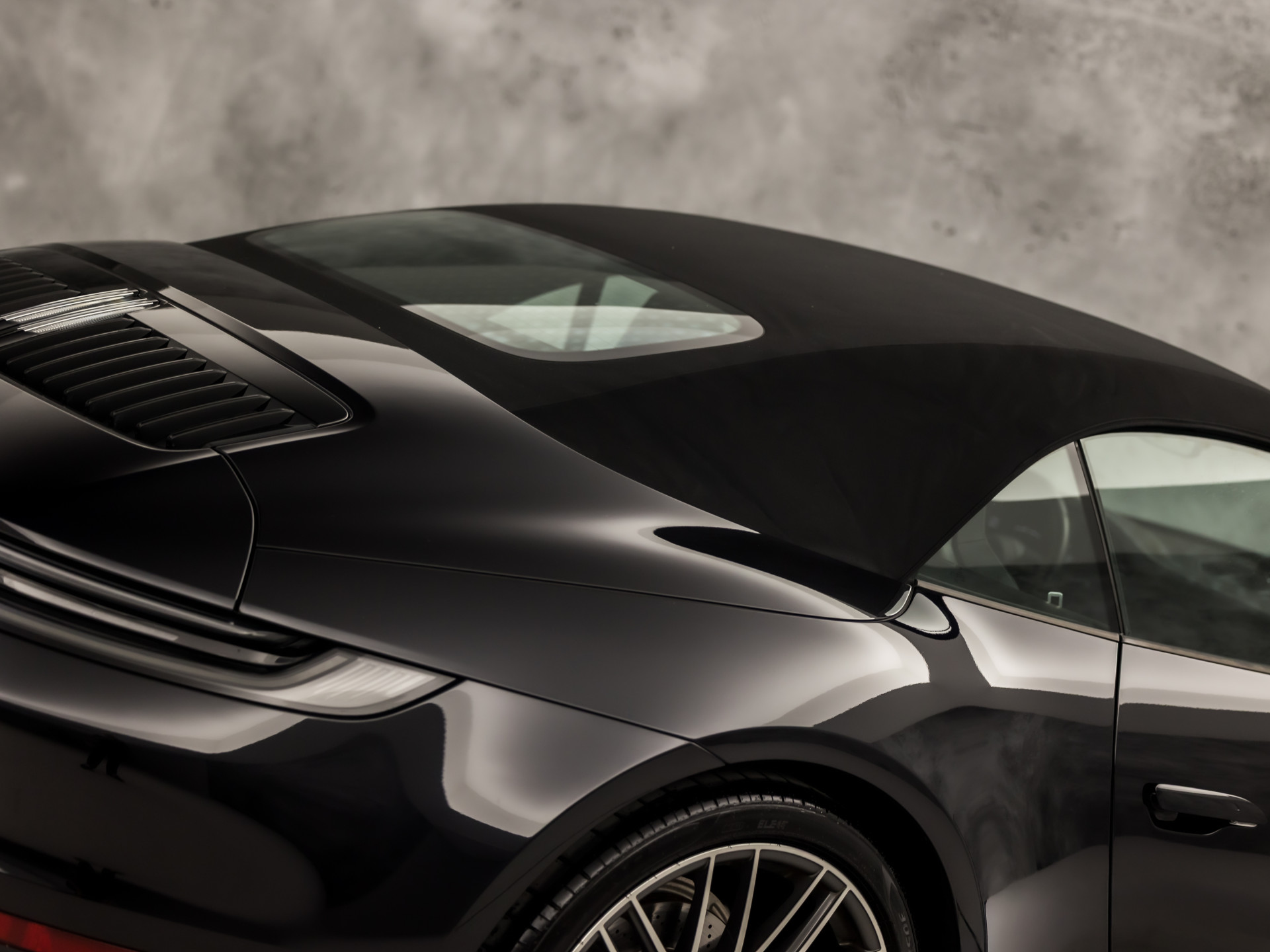 Porsche 911 Cabrio 3.0 Carrera 385Pk (SPORT CHRONO PAKKET, SPORTUITLAAT, BOSE AUDIO, LED MATRIX, APPLE CARPLAY, CAMERA, SFEERVERLICHTING, STOELVERWARMING, NIEUWSTAAT)