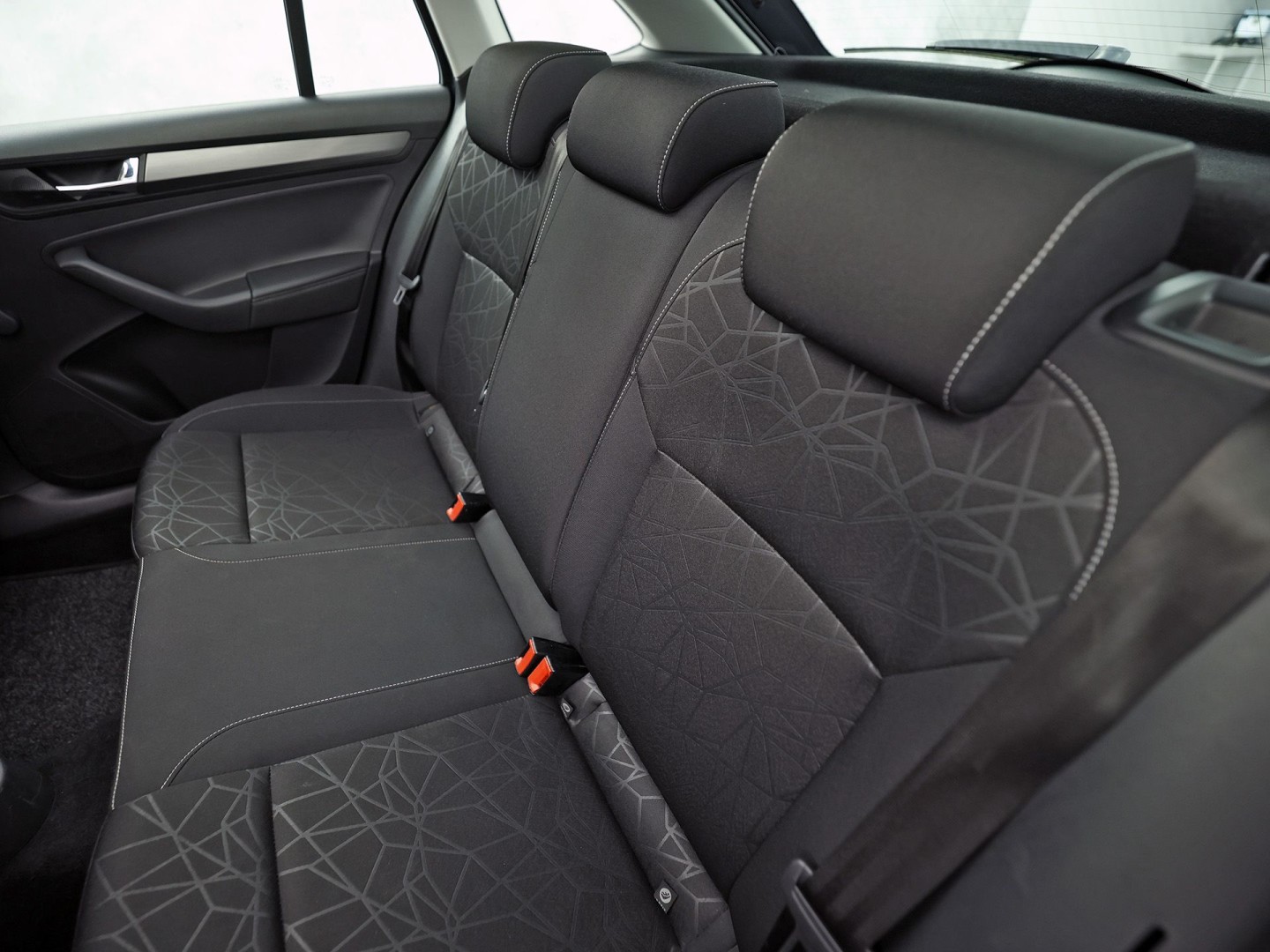 Škoda Rapid Spaceback 1.0 TSI Sport Automaat (PANORAMADAK, NAVIGATIE, CLIMATE, STOELVERWARMING, SPORTSTOELEN, GETINT GLAS, CRUISE, PARKEERSENSOREN, NIEUWSTAAT)