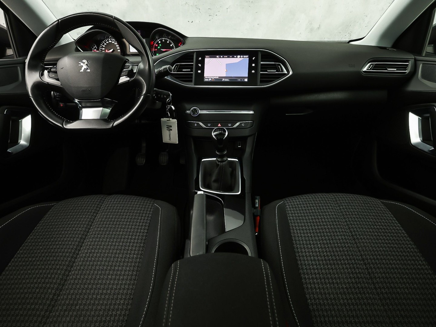 Peugeot 308 SW 1.2 PureTech Sport (PANORAMADAK, APPLE CARPLAY, GROOT NAVI, TREKHAAK, GETINT GLAS, SPORTSTOELEN, PARKEERSENSOREN, CRUISE, NIEUWSTAAT)