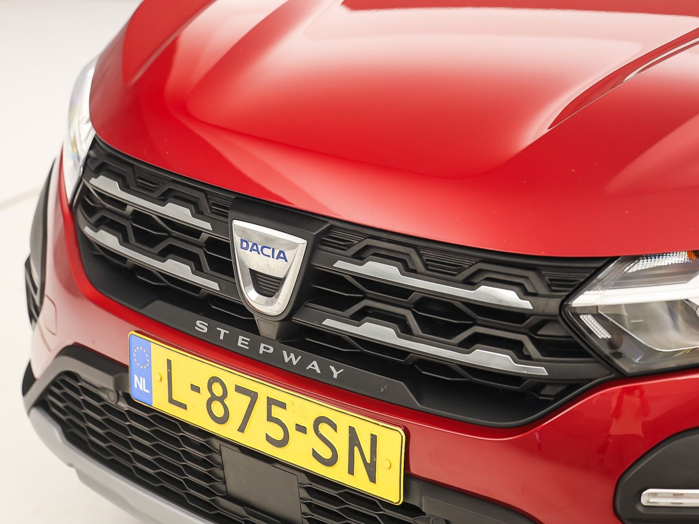 Dacia Sandero 1.0 TCe 100 Bi-Fuel Comfort (GROOT NAVI, CLIMATE, CAMERA, LM VELGEN, KEYLESS, SPORTSTOELEN, CRUISE, TREKHAAK, NIEUWSTAAT)