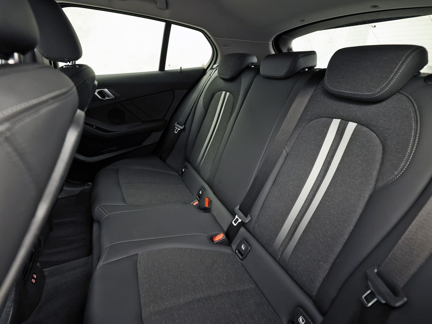 BMW 1 Serie 118i Sport Automaat (APPLE CARPLAY, DEALER ONDERHOUDEN, GROOT NAVI, CAMERA, STUUR/STOELVERWARMING, SPORTSTOELEN, TREKHAAK, GETINT GLAS, ELEK ACHTERKLEP, NIEUWSTAAT)