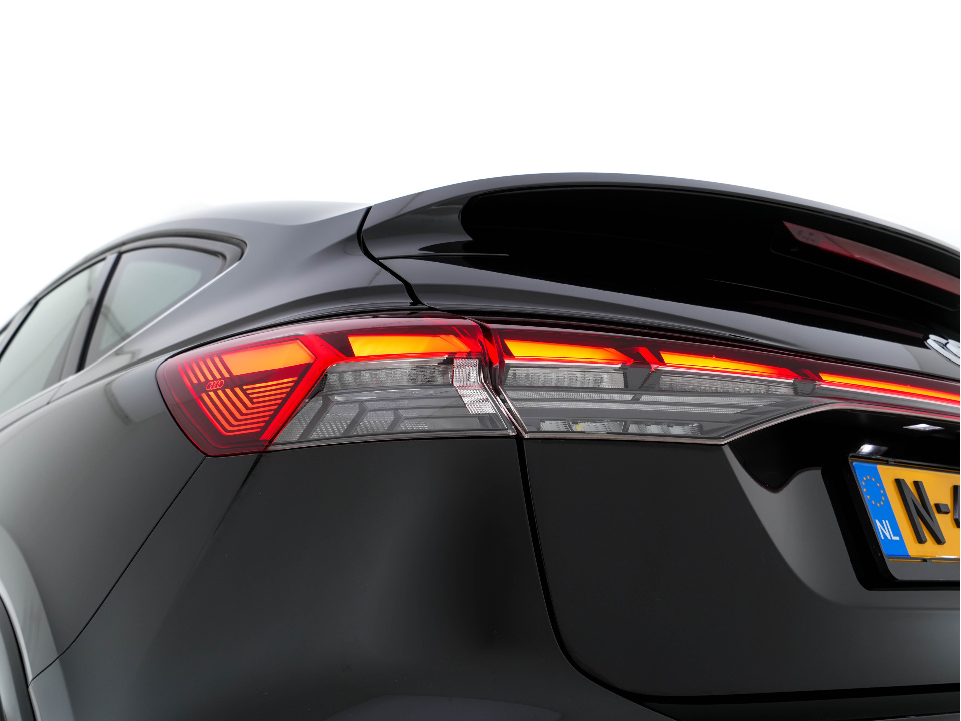 Audi Q4 Sportback e-tron 40 S-Line Edition 77 kWh [ 3-Fase ] {SOH-92%} (INCL-BTW) *HEAT-PUMP | LEATHER-FABRIC | MATRIX-LED | ADAPTIVE-CRUISE | AMBIENT-LIGHT | DIGI-COCKPIT | AUDI-SOUND | DAB+ | KEYLESS | SHIFT-PADDLES | CAMERA | HEATED-SPORTSEATS | 20''AL