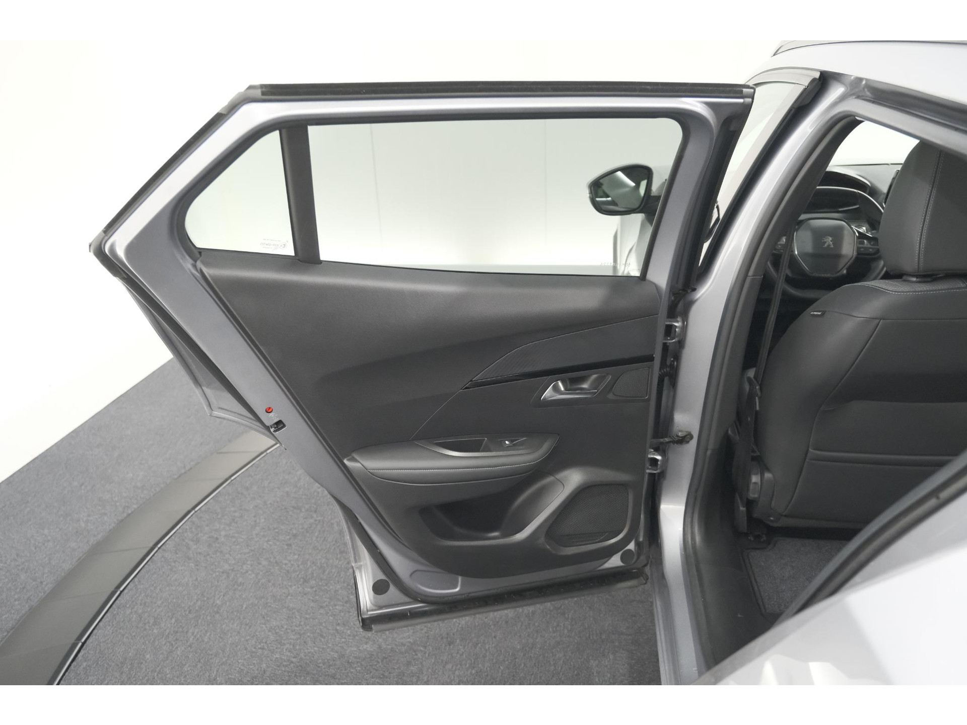 Peugeot e-2008 EV Allure 50 kWh | SOH=96.7 % | 3 Fase Laadfunctie | Camera | Navigatie | Parkeersensoren | Apple Carplay