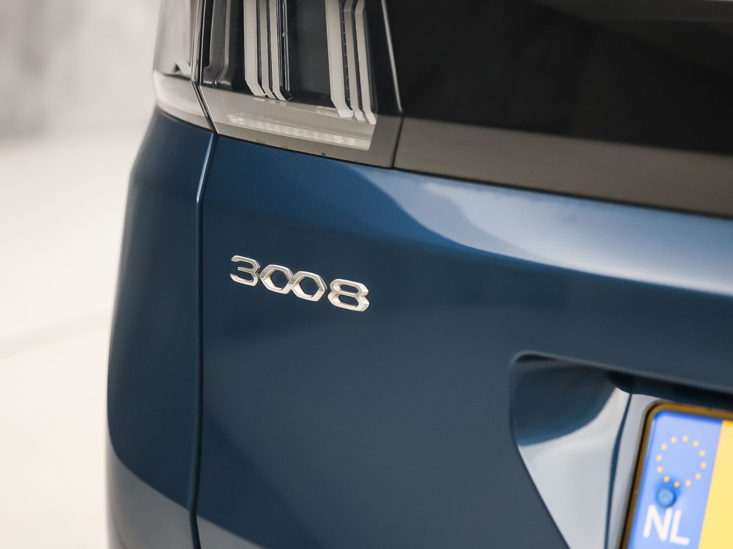 Peugeot 3008 1.2 PureTech Premium Automaat (APPLE CARPLAY, NAP, GROOT NAVI, 360 CAMERA, TREKHAAK, SPORTSTOELEN, LANE ASSIST, CRUISE, NIEUWSTAAT)