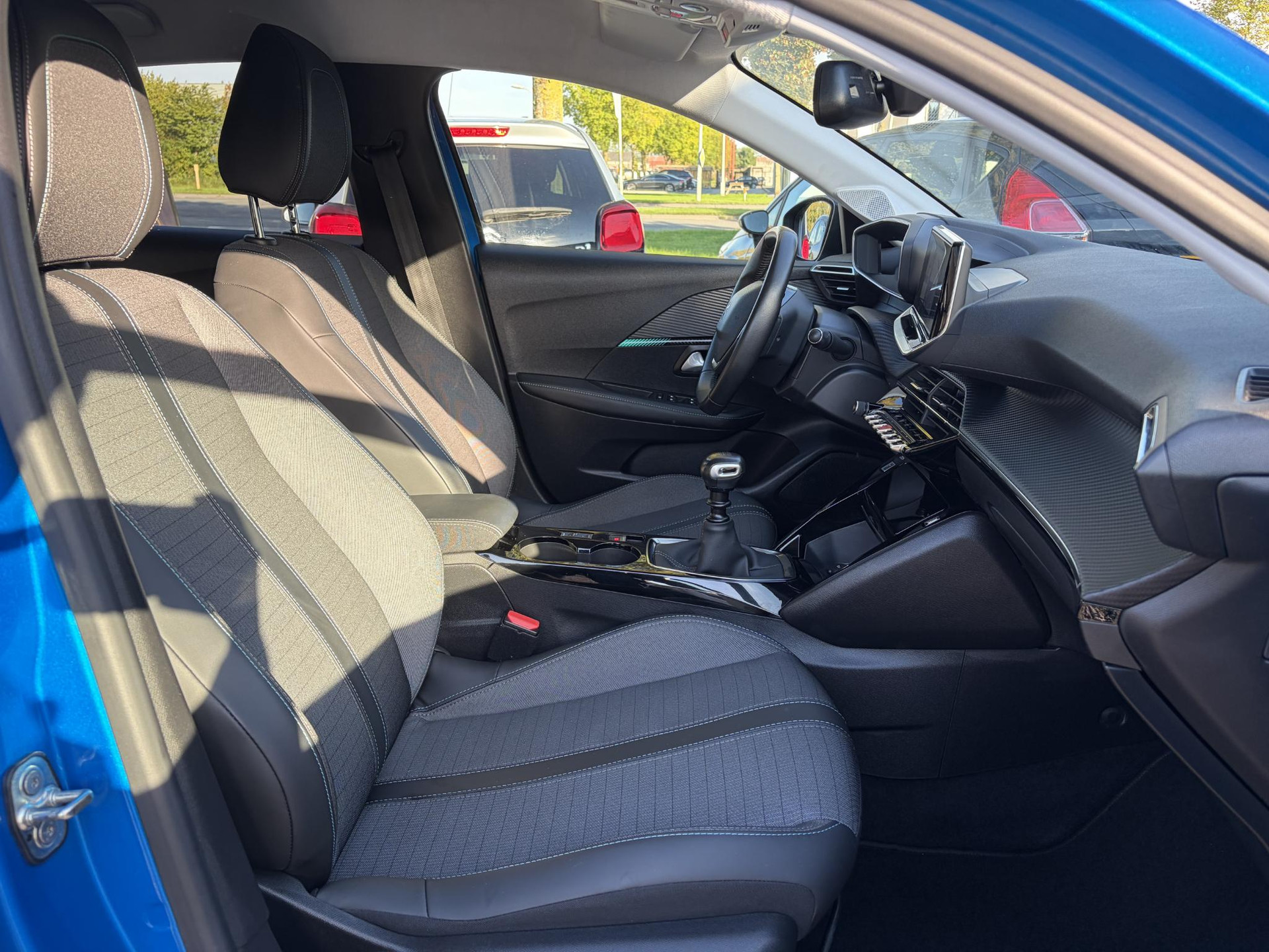 Peugeot 208 1.2 PureTech Allure ✓D-riem vv in 10-2025✓1e Eigenaar✓360° Camera✓Carplay✓Navi✓101pk✓LED✓Clima✓Cruise✓6 Bak✓Pdc✓Lm velgen✓Halfleder✓Recent beurt gehad✓N.A.P✓Apk tot 08-2028