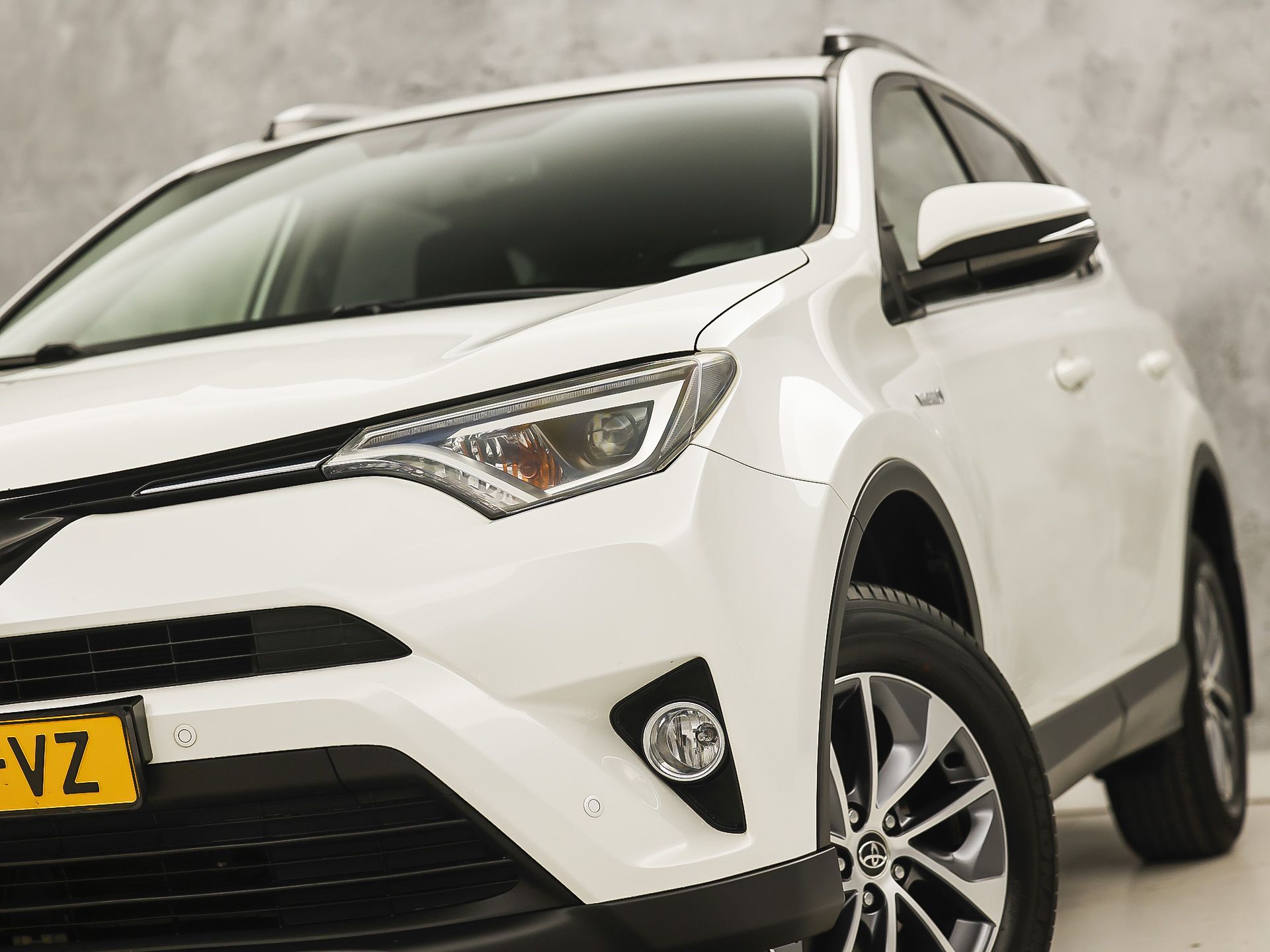 Toyota RAV4 2.5 Hybrid Executive Sport 197Pk Automaat (CAMERA, KEYLESS, GETINT GLAS, SPORTSTOELEN, ELEK PAKKET, NIEUWE APK, NIEUWSTAAT)
