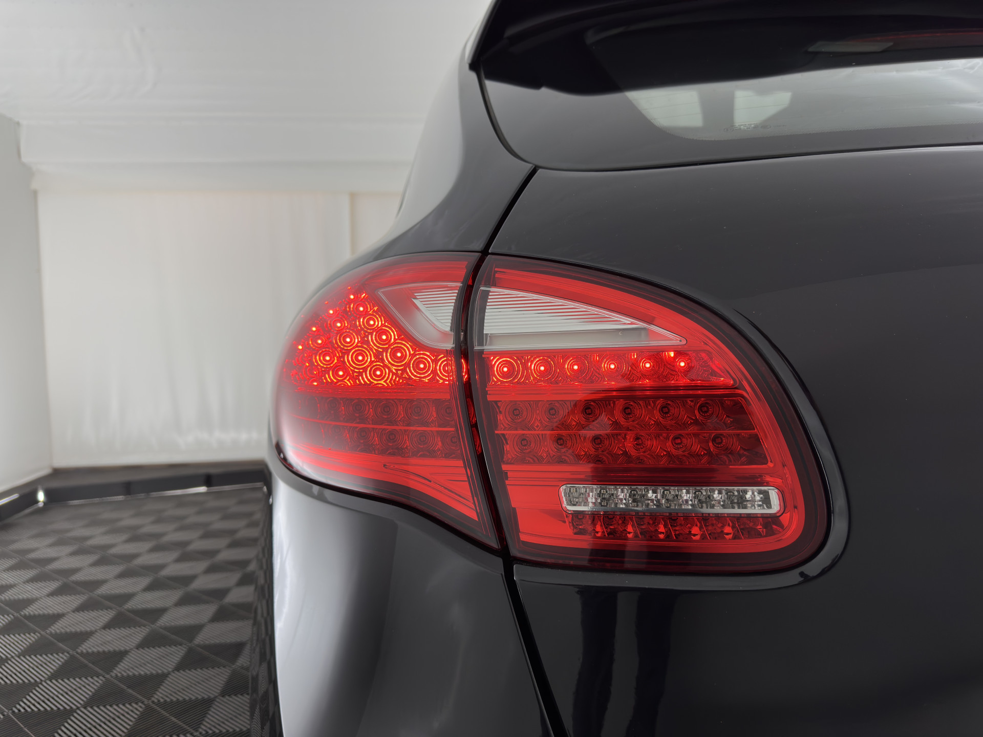 Porsche Cayenne 3.0 D Aut. *PANO | LEATHER | XENON-PLUS | SPORT-CHRONO | HEATED-COMFORTSEATS | BOSE-SOUND | MEMORY-PACK |  AIR-SUSPENSION | NAVI-FULLMAP | TOWBAR | LANE-ASSIST | SHIFT-PADDLES | 18''ALU*