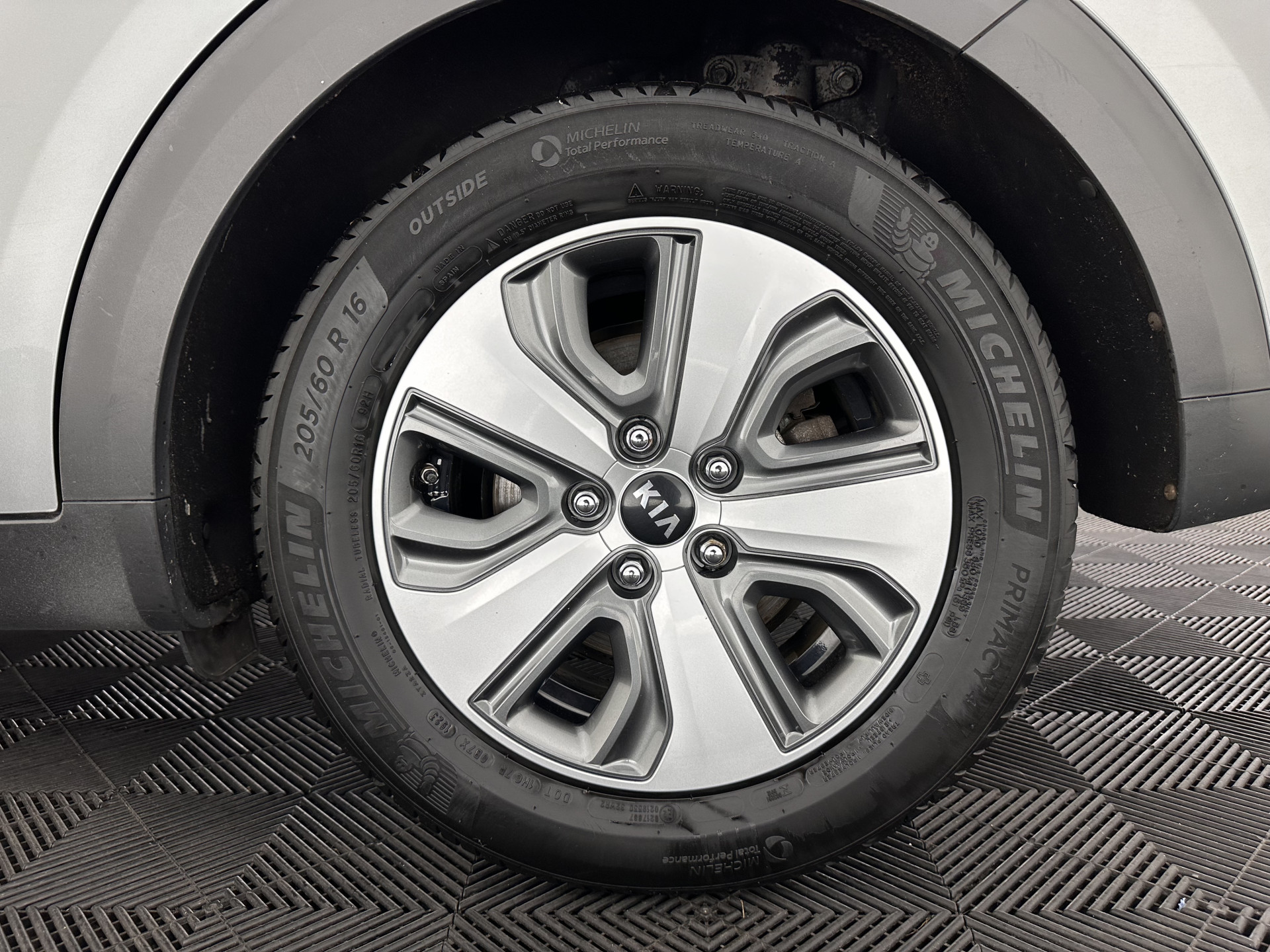 Kia Niro 1.6 GDi Hybrid ExecutiveLine Eco-Hybrid (INCL-BTW) Aut. *LEATHER-FABRIC | NAVI-FULLMAP | KEYLESS | CAMERA | COMFORTSEATS | DIGI-COCKPIT | LANE-ASSIST | ECC | CARPLAY | PDC | TOWBAR | 16''ALU*