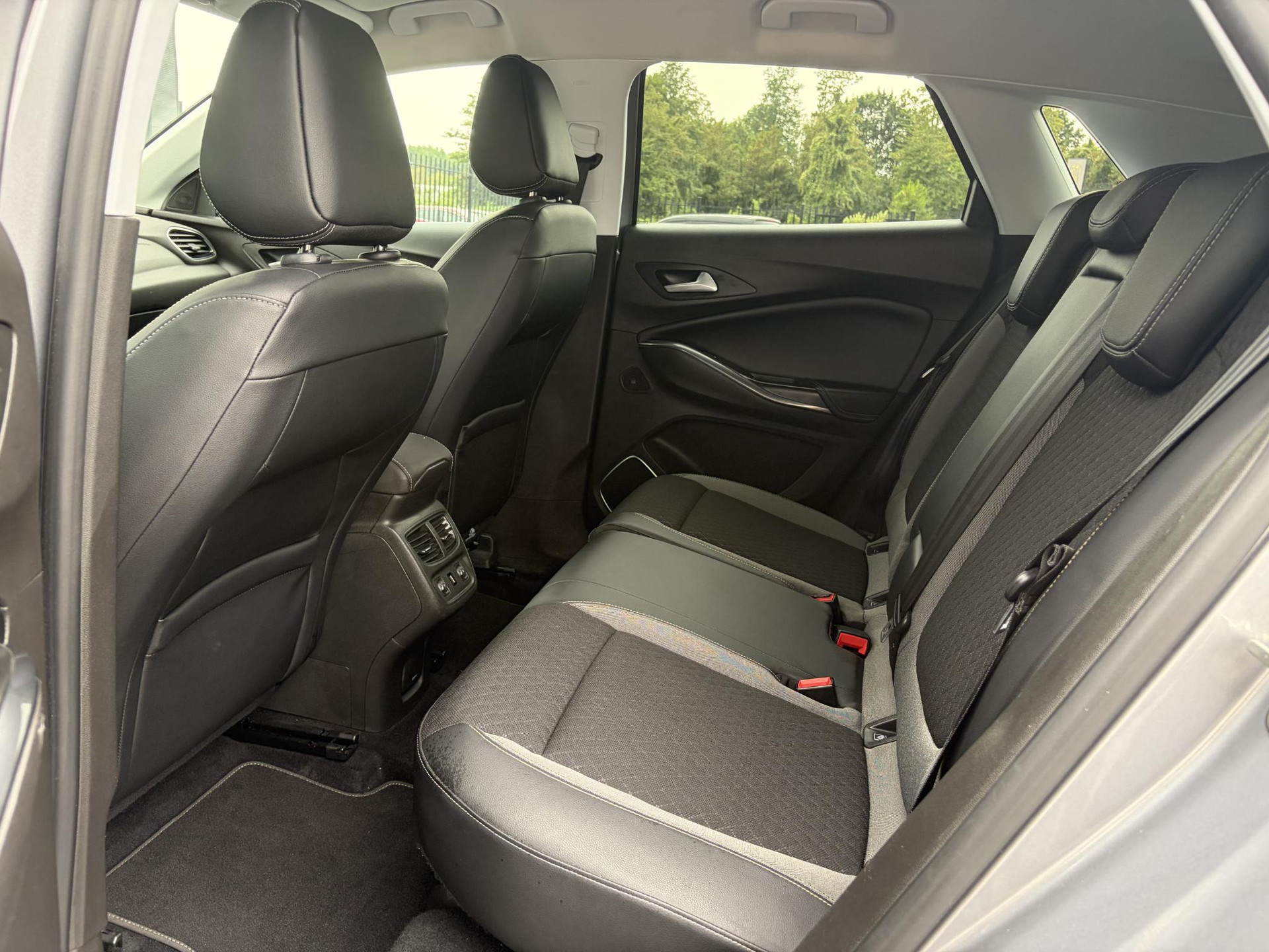 Opel Grandland X 1.2 Turbo Ultimate D-riem vv in 12-2024,1e Eigenaar,360° Camera,Trekhaak,131pk,6 Bak,Navi,Halfleder,Dodehoek,Rijstrooksensor,Keyless,Stoelverw,N.A.P,Apk tot 02-2027