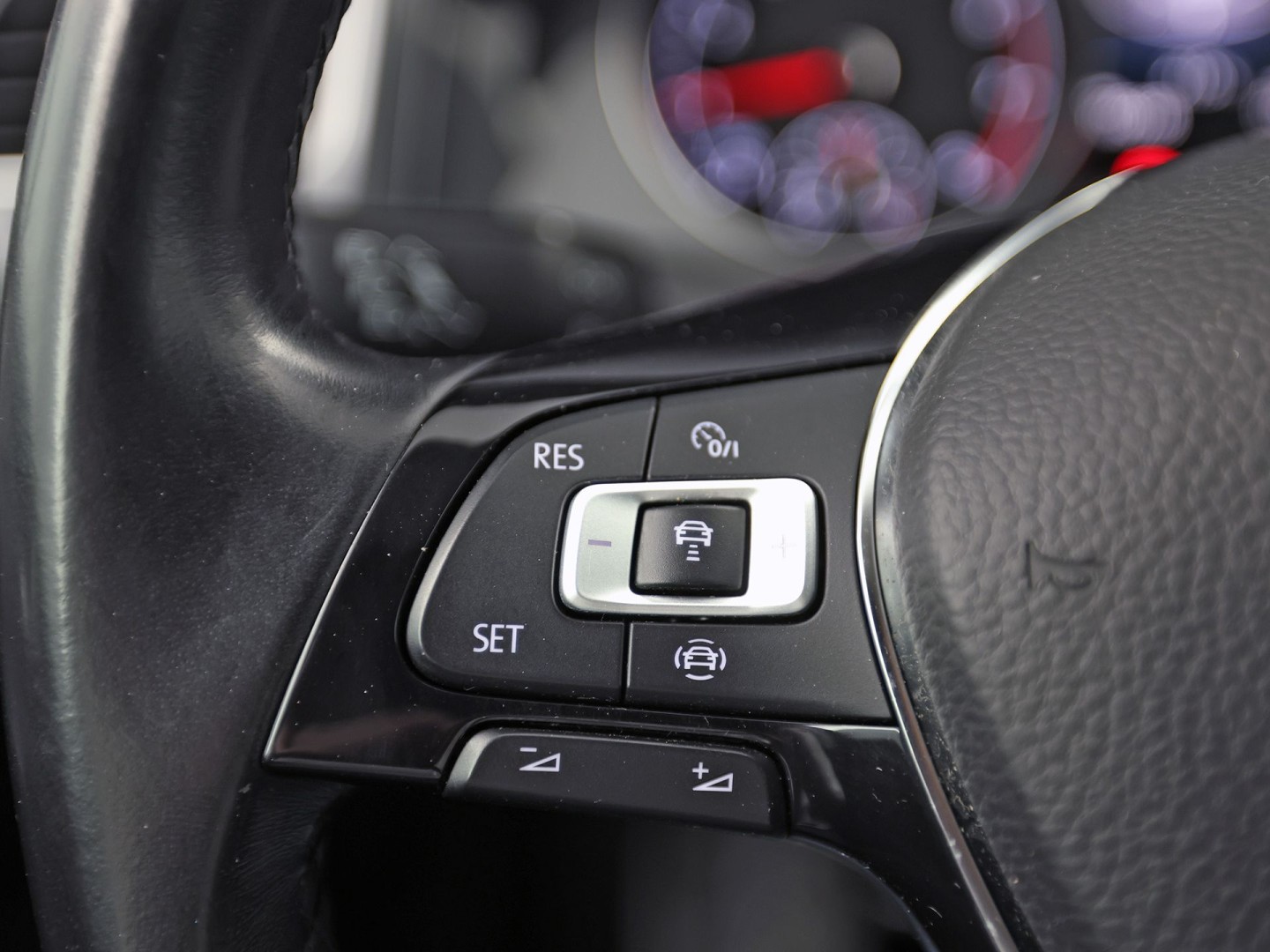 Volkswagen Golf 1.5 TSI Sportline (APPLE CARPLAY, GROOT NAVI, CLIMATE, STOELVERWARMING, SPORTSTOELEN, LED KOPLAMPEN, PARKEERSENSOREN, ADAPTIVE CRUISE, NIEUWSTAAT)