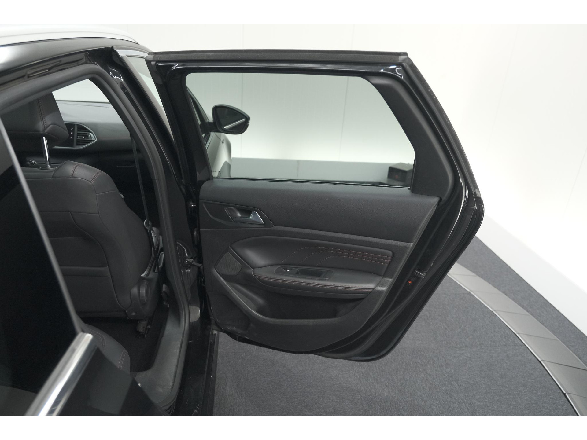 Peugeot 308 SW PureTech 130 GT-line | Trekhaak | Panoramadak | Camera | Alcantara Bekleding | Dodehoekdetectie