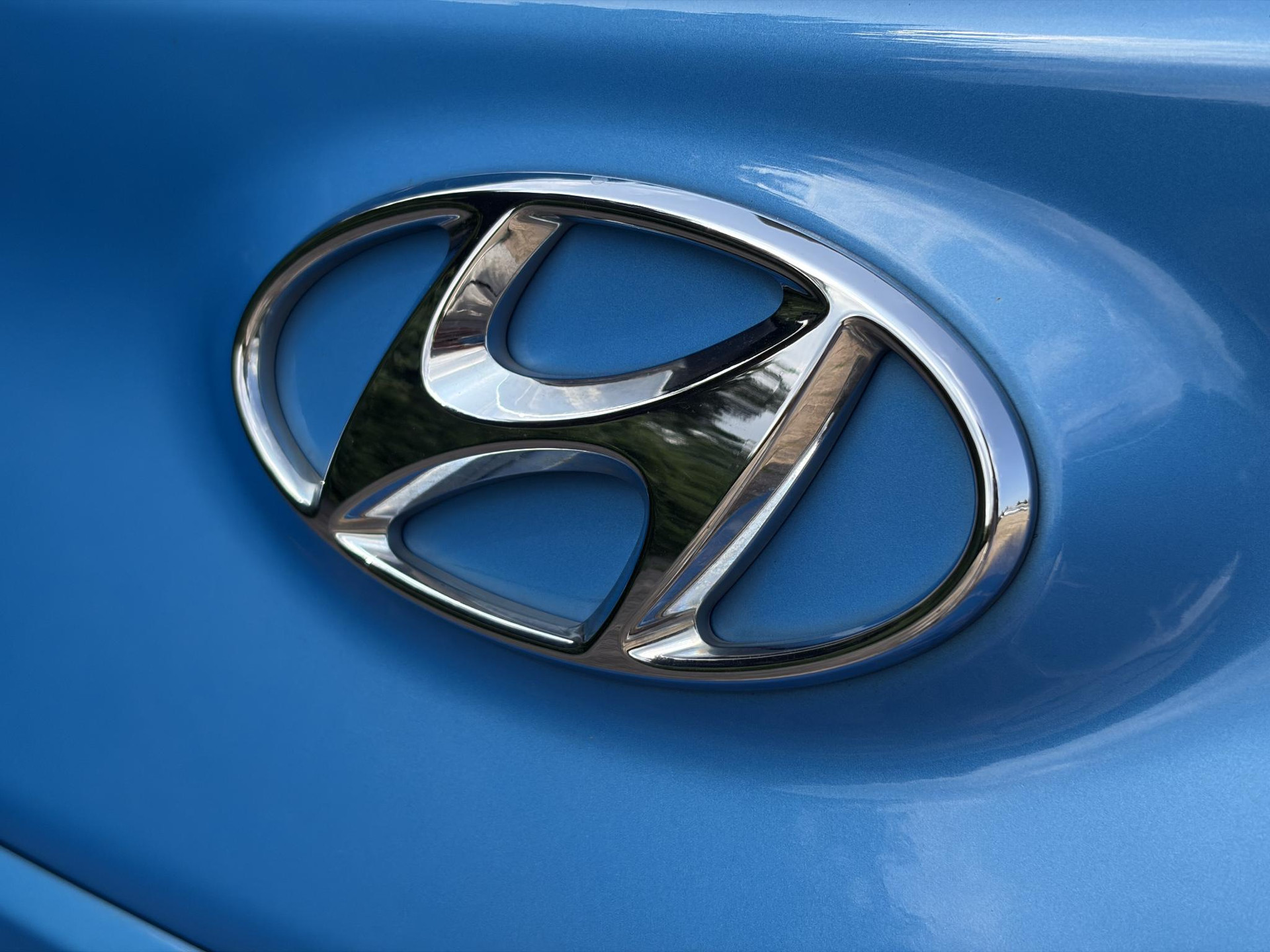 Hyundai Kona 1.0T Essence 2e Eigenaar,Trekhaak,Camera,Carplay,Navi,Clima,Cruise,6 Bak,N.A.P,120pk,Lm velgen,Rijstrooksensor,Pdc,Apk tot 03-2027