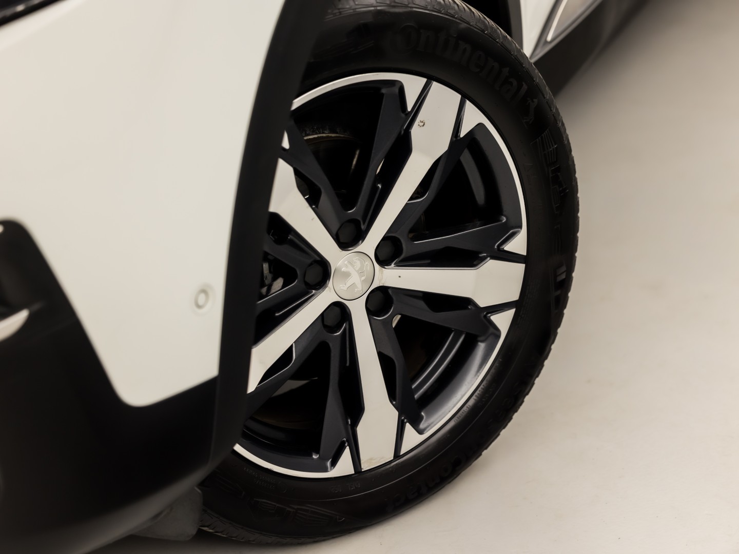 Peugeot 3008 1.2 PureTech Allure Sport (APPLE CARPLAY, GROOT NAVI, 360 CAMERA, DRIVE MODE, GETINT GLAS, SPORTSTOELEN, LEDER, TREKHAAK, CRUISE, NIEUWSTAAT)