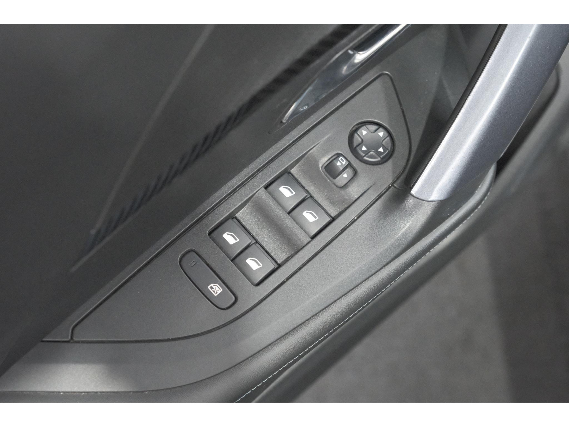Peugeot 2008 PureTech 130 EAT8 Allure | Trekhaak Afneembaar | Camera | Navigatie | Parkeersensoren