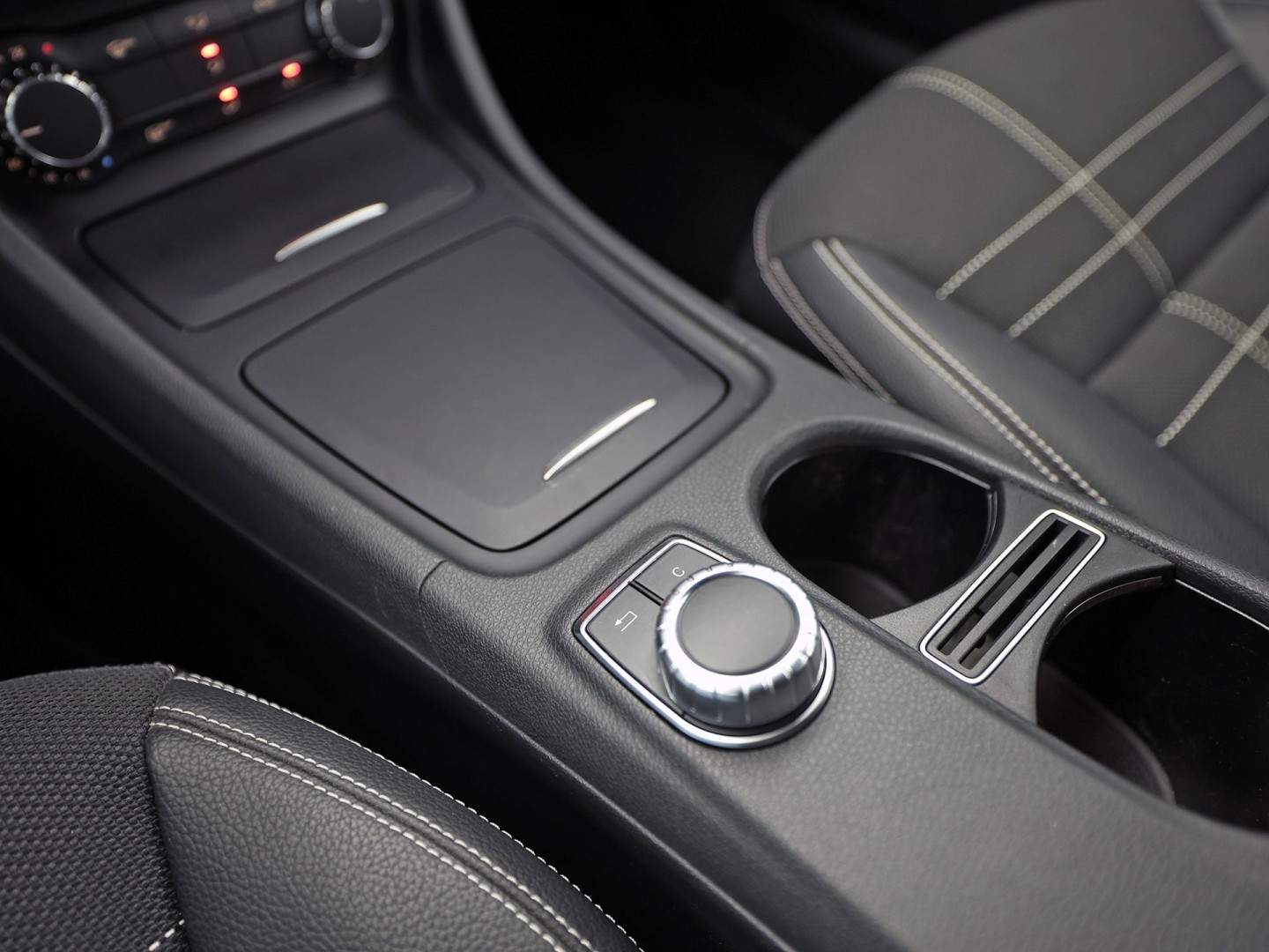 Mercedes-Benz A-Klasse 180 AMG Sport Automaat (NAVIGATIE, LEDER, STOELVERWARMING, SPORTSTOELEN, ZWART HEMEL, PARKEERSENSOREN, TREKHAAK, CRUISE, NIEUWSTAAT)