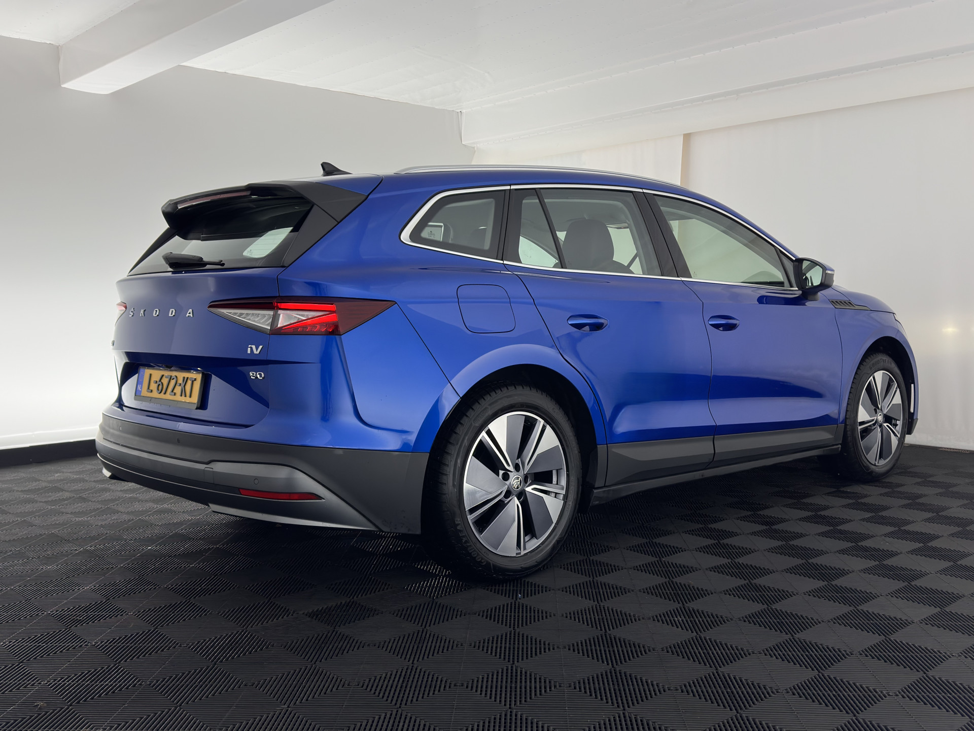 ŠKODA Enyaq iV 80 [ 3-Fase ] {SOH-88% } (INCL-BTW) *LEATHER-FABRIC | FULL-LED | DIGI-COCKPIT | CAMERA | KEYLESS | NAVI-FULLMAP | AMBIENT-LIGHT | ECC | HEATED-COMFORTSEATS | DAB+ | PDC | CRUISE | CARPLAY | TOWBAR | 19"ALU*