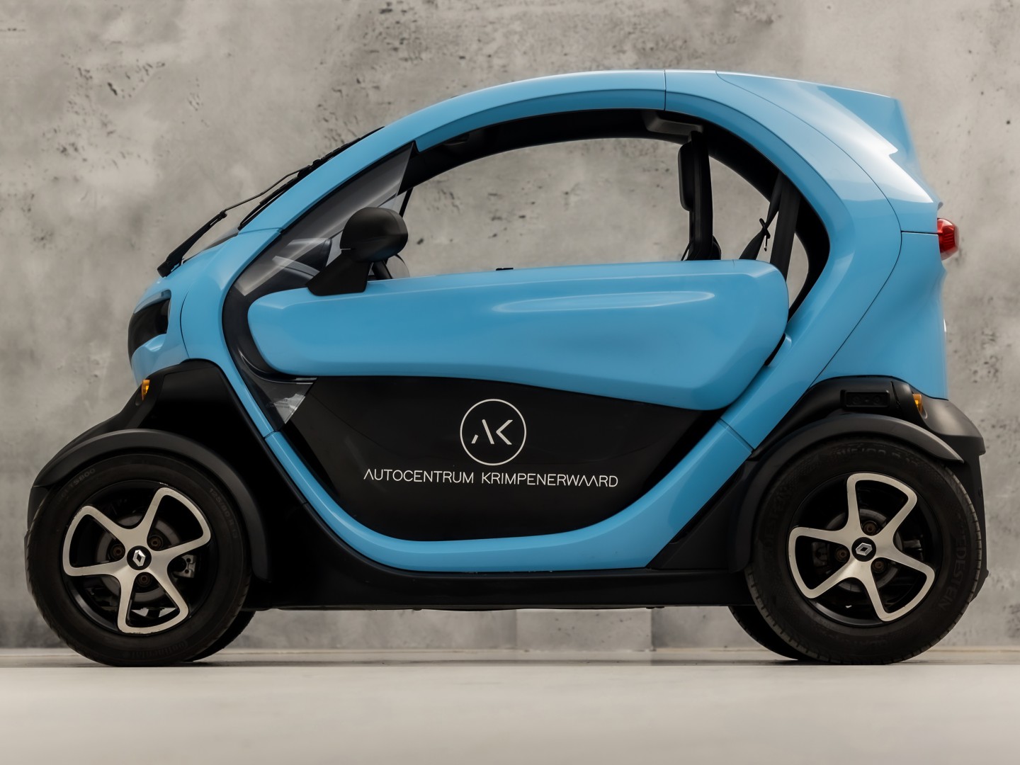Renault Twizy Life (45 KMH, BROMMER KENTEKEN, ZWART LEDER, PARKEERSENSOREN, SPORTSTOEL, NIEUWSTAAT)