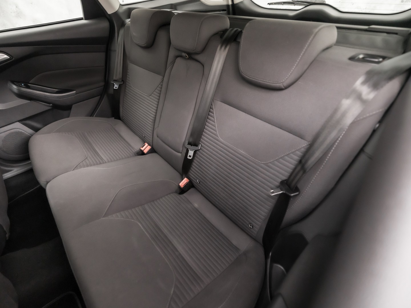 Ford Focus Wagon 1.0 Titanium Sport (APPLE CARPLAY, NAVIGATIE, CLIMATE, GETINT GLAS, SPORTSTOELEN, KEYLESS, PARKEERSENSOREN, NIEUWE APK, NIEUWSTAAT)