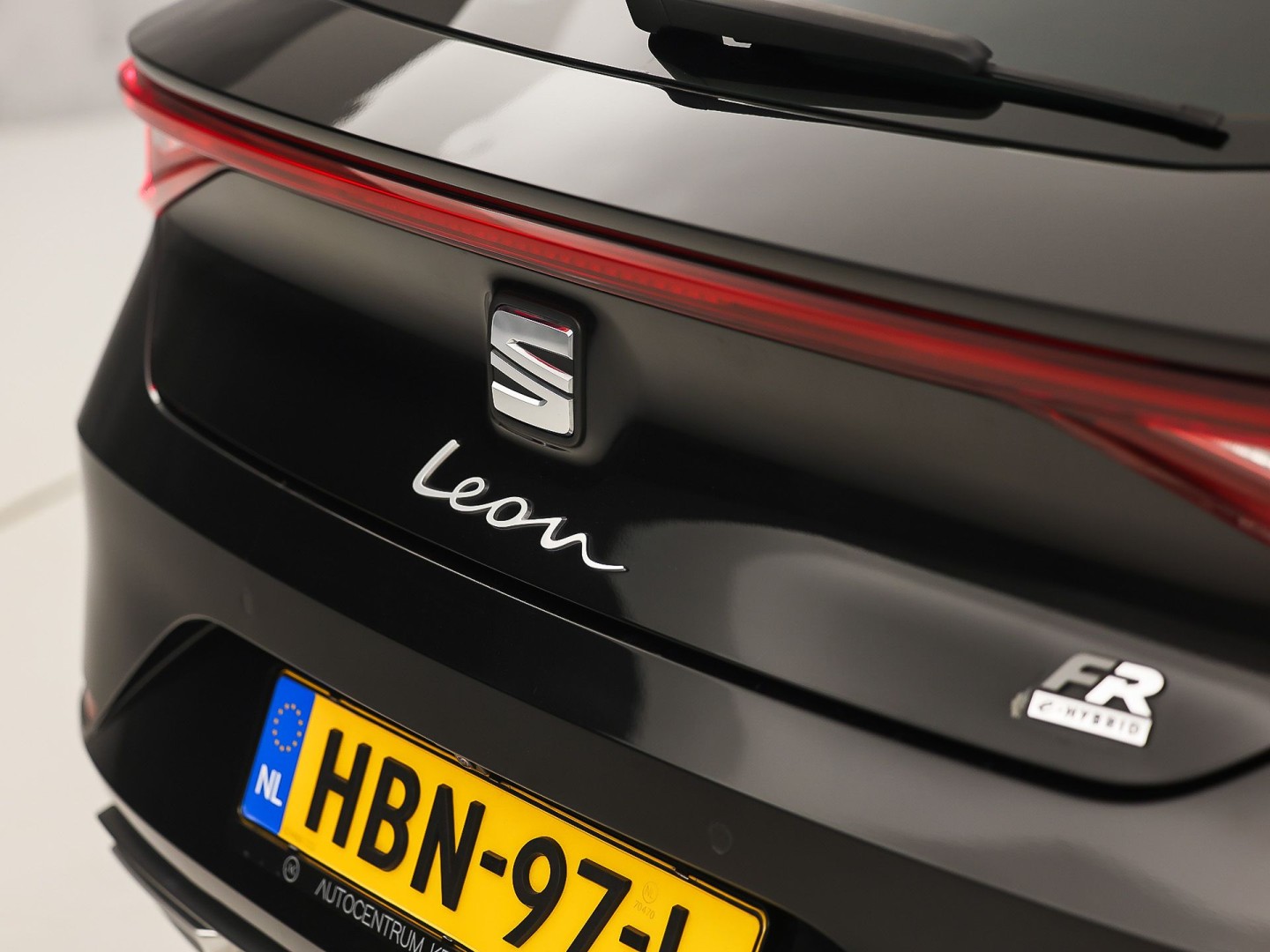 SEAT Leon 1.4 TSI eHybrid PHEV FR 204Pk Automaat (PANORAMADAK, SOH 97,5%, APPLE CARPLAY, MEMORY SEAT, LEDER/ALCANTARA, CAMERA, GETINT GLAS, KEYLESS, ADAPTIVE CRUISE, ZWART HEMEL, NIEUWSTAAT)