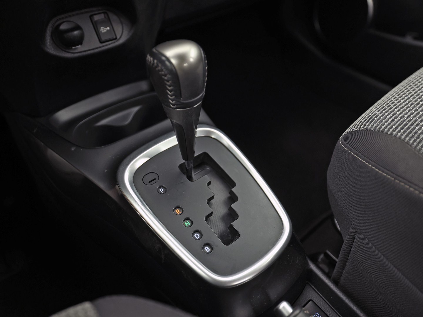 Toyota Yaris 1.5 Hybrid Sport Automaat (NAVIGATIE, CAMERA, CLIMATE, SPORTSTOELEN, CRUISE, ELEK PAKKET, NIEUWSTAAT)