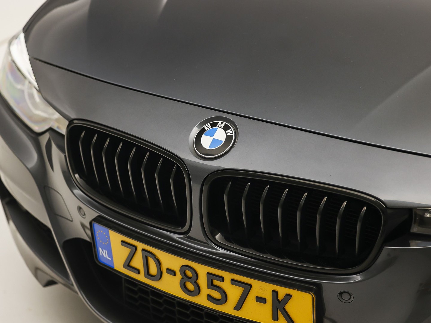 BMW 3 Serie 318i M Sport Automaat (PANORAMADAK, M PAKKET, GROOT NAVI, COGNAC LEDER, STOELVERWARMING, SPORTSTOELEN, VIRTUAL COCKPIT, PARKEERSENSOREN, GETINT GLAS, NIEUWSTAAT)