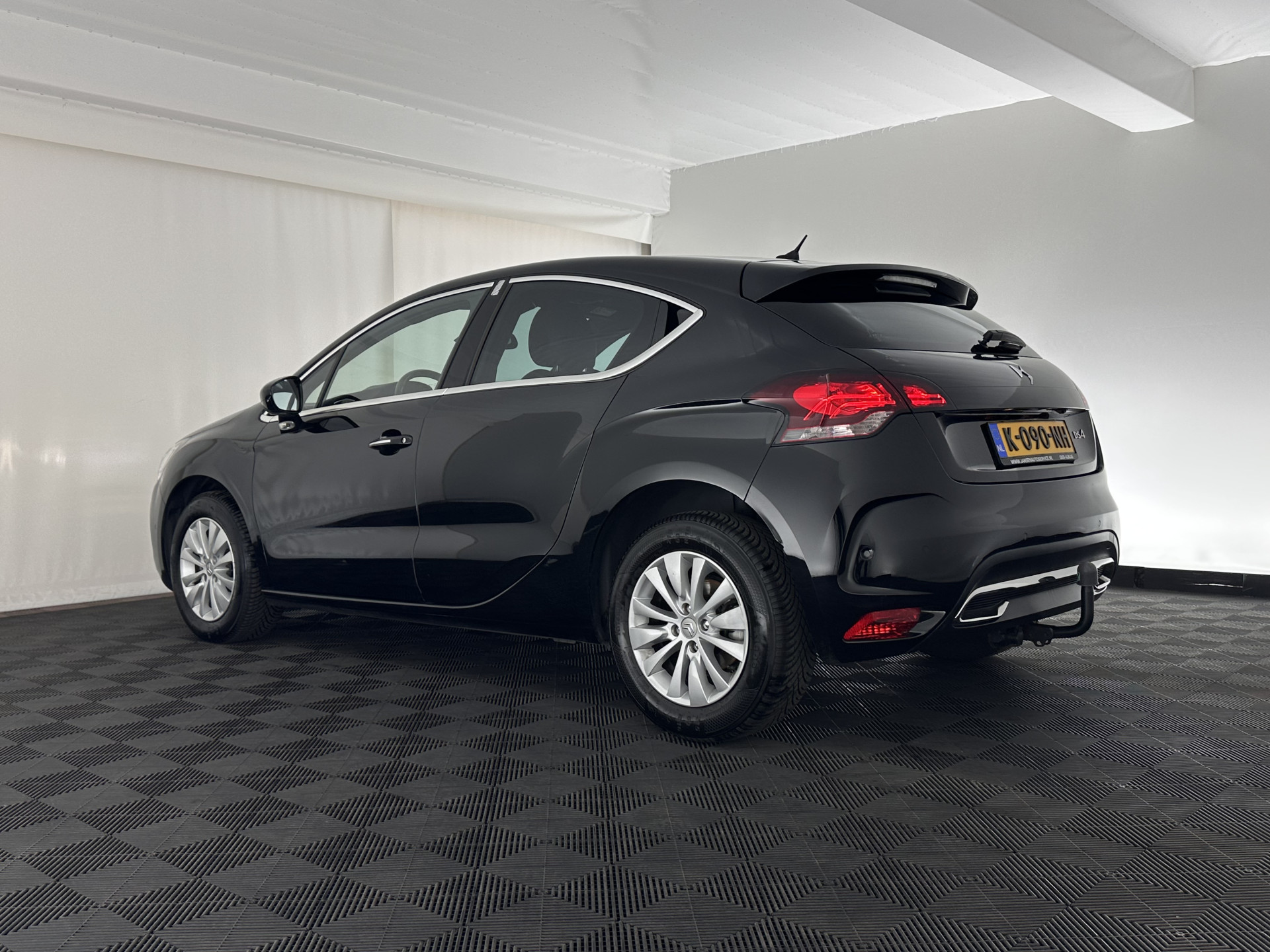 DS 4 1.6 BlueHDi Chic *PANO-WINDOW | FULL-LED | LEATHER-ALCANTARA | HEATED-COMFORTSEATS | NAVI-FULLMAP | DAB | CAMERA | PRIVACYGLASS | ECC | PDC | CRUISE | KEYLESS | TOWBAR | 16''ALU*