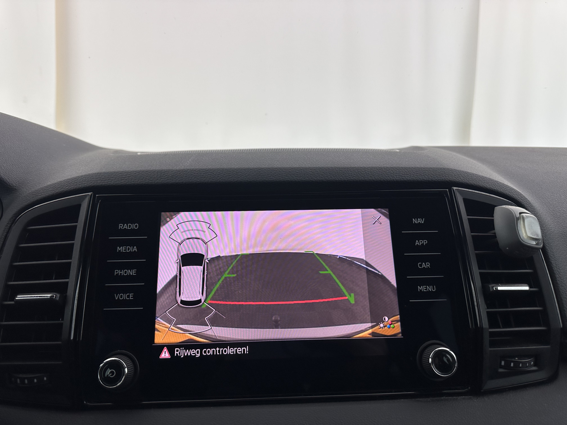 ŠKODA Karoq 1.5 TSI ACT Sportline Business (INCL-BTW) Aut. *PANO | DIGI-COCKPIT | FULL-LED | ADAPTIVE-CRUISE | CANTON-AUDIO | BLINDSPOT | HEATED-SPORTSEATS | CAMERA | AMBIENTLIGHT | NAVI-FULLMAP | KEYLESS | DAB+ | TOWBAR | PRIVACYGLAS