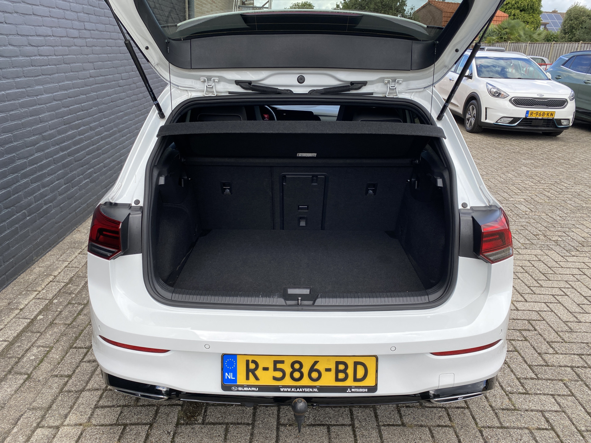 Volkswagen Golf 1.5 eTSI R-Line AUT. | dealer onderh. | panoramadak | stoel-/stuurverw. | keyless | trekhaak | carplay