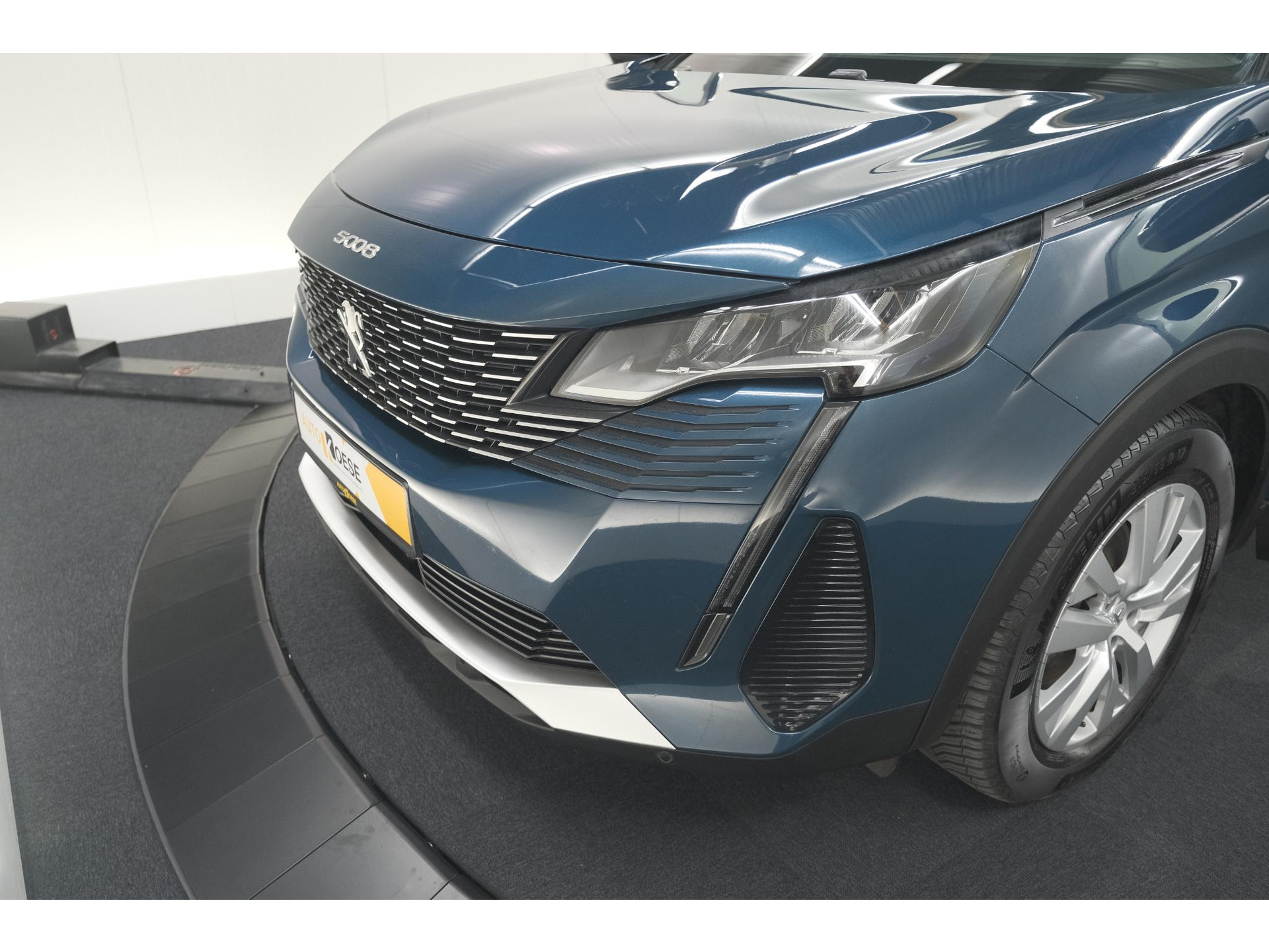 Peugeot 5008 PureTech 130 EAT8 Active Pack | 7 Zitplaatsen | Apple Carplay | Parkeersensoren | Navigatie