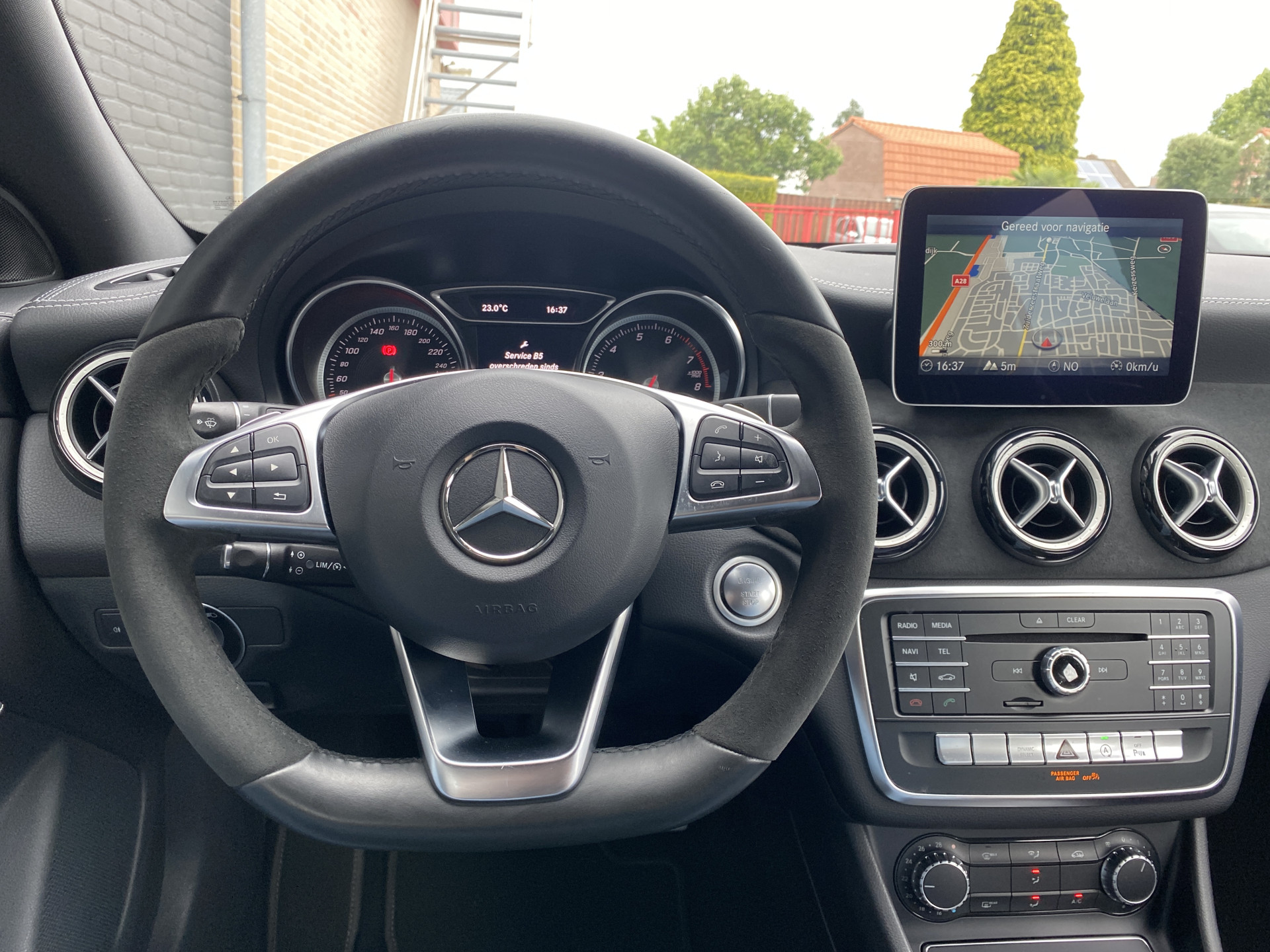 Mercedes-Benz CLA-klasse Shooting Brake 180 AMG Edition AUT. | 1e eigenaar | dealer onderh. | navigatie | a. carplay | alcantara interieur